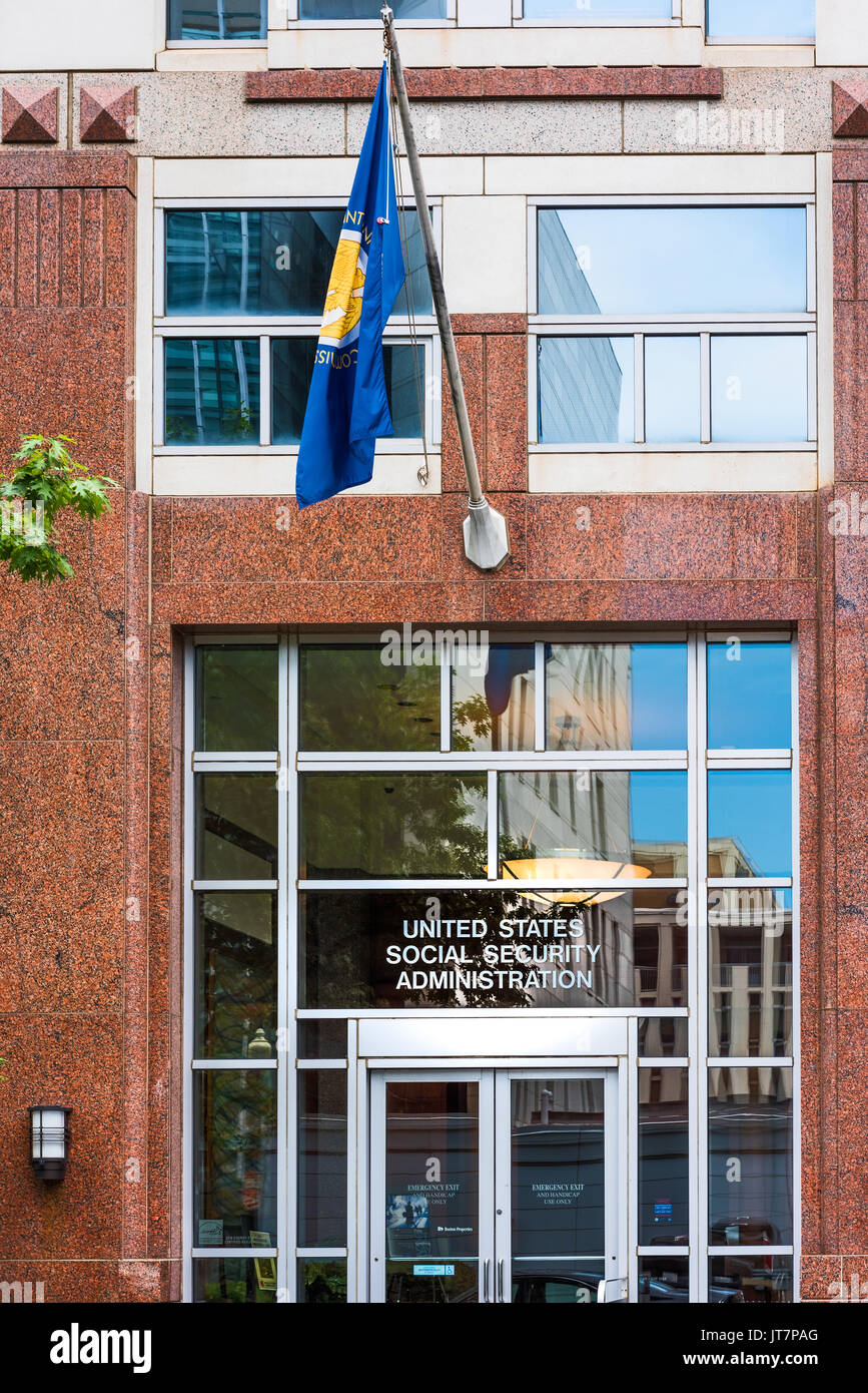 Washington DC, USA - Juli 3, 2017: United States Social Security Administration in der Innenstadt mit Fahne, Nahaufnahme von Zeichen und Gebäude Eingang Stockfoto Washington DC, USA - Juli 3, 2017: United States Social Security Administration in der Innenstadt mit Fahne, Nahaufnahme von Zeichen und Gebäude Eingang Stockfoto