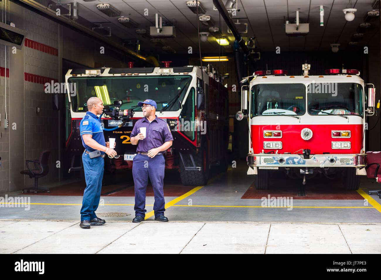 Washington DC, USA - Juli 3, 2017: Happy Feuerwehrleute Feuerwehrleute lächelnd in der Innenstadt von Trucks im Fire Station Stockfoto