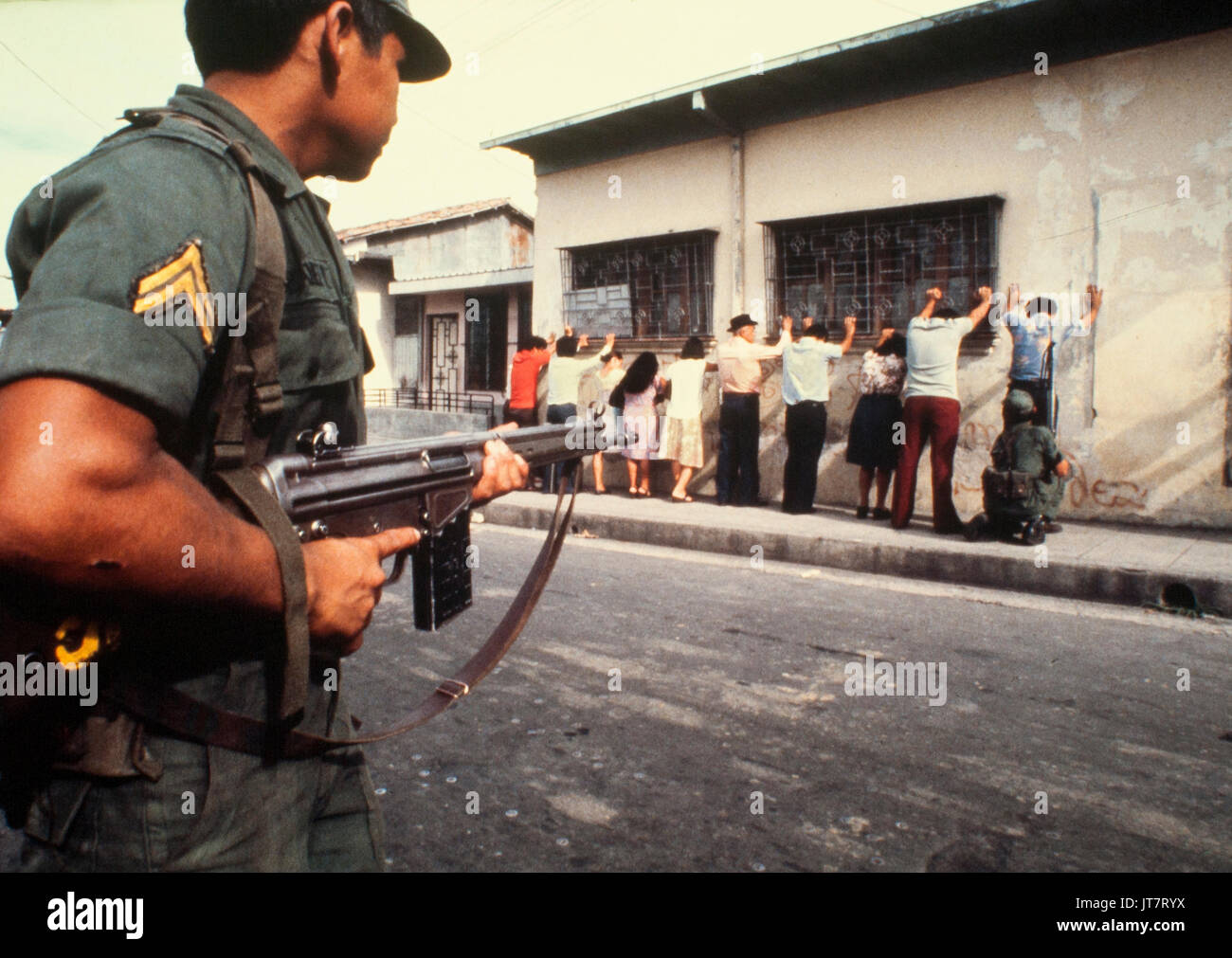 Nicaraguanische Zivilisten sind auf einer Straße der Stadt gestoppt und mit vorgehaltener Waffe hielt, als sie durch das Militär durchsucht werden Stockfoto