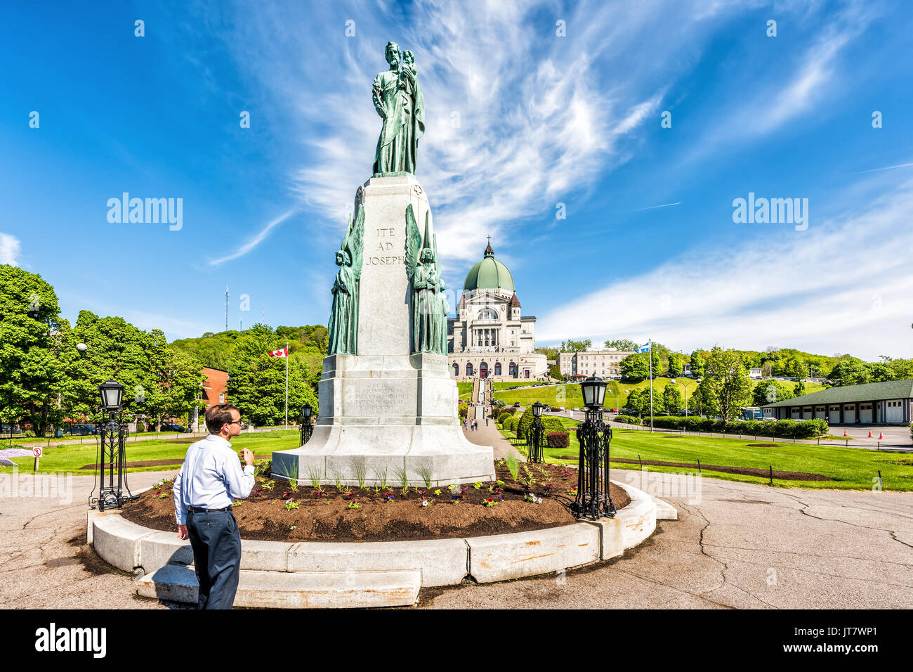 Montreal, Kanada - 28. Mai 2017: St.-Josephs Oratorium auf Mont Royal mit Mann, der betet Statue in Region Québec Stockfoto