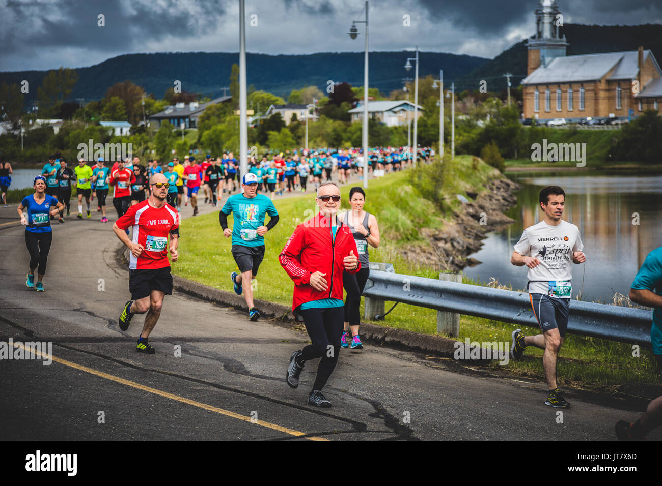 CARLETON, Kanada - 4. Juni 2017. In der fünften Marathon von Carleton in Québec, Kanada. Marathonläufer auf beiden Seiten der Straße in einer kleinen Stadt mit Stockfoto