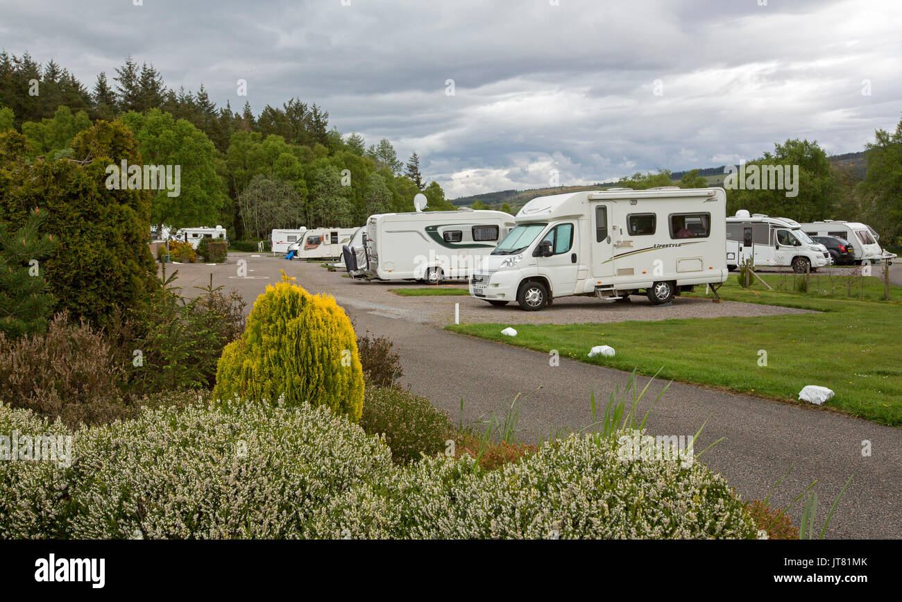 Reisemobile und Wohnwagen unter gepflegten Rasen und Gärten im Caravan Park, Schottland Stockfoto