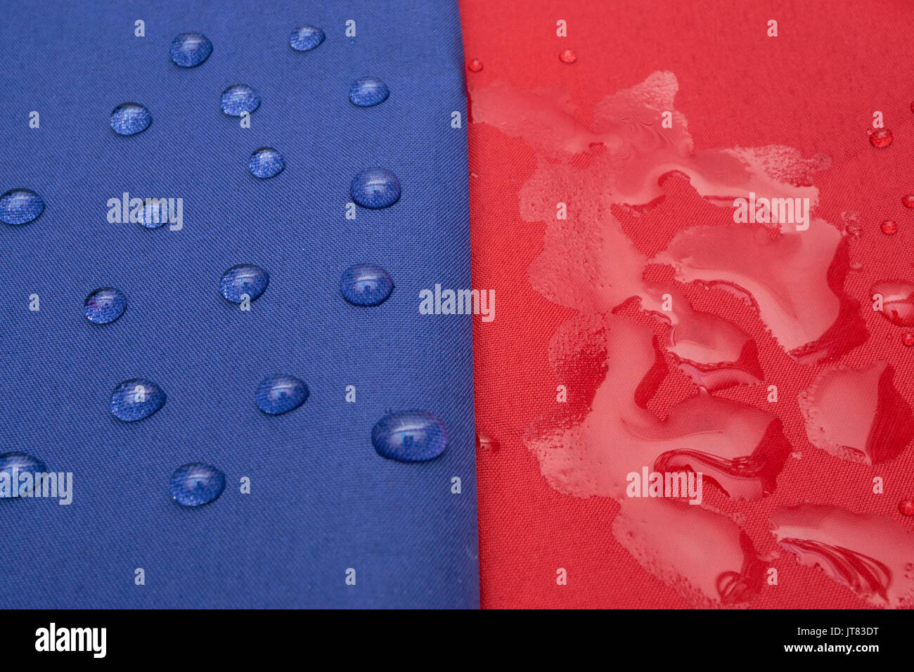 Zwei fabric Textil. blau wasserdicht ist und rot ist keine wasserdichte Wasser aufnehmen Stockfoto