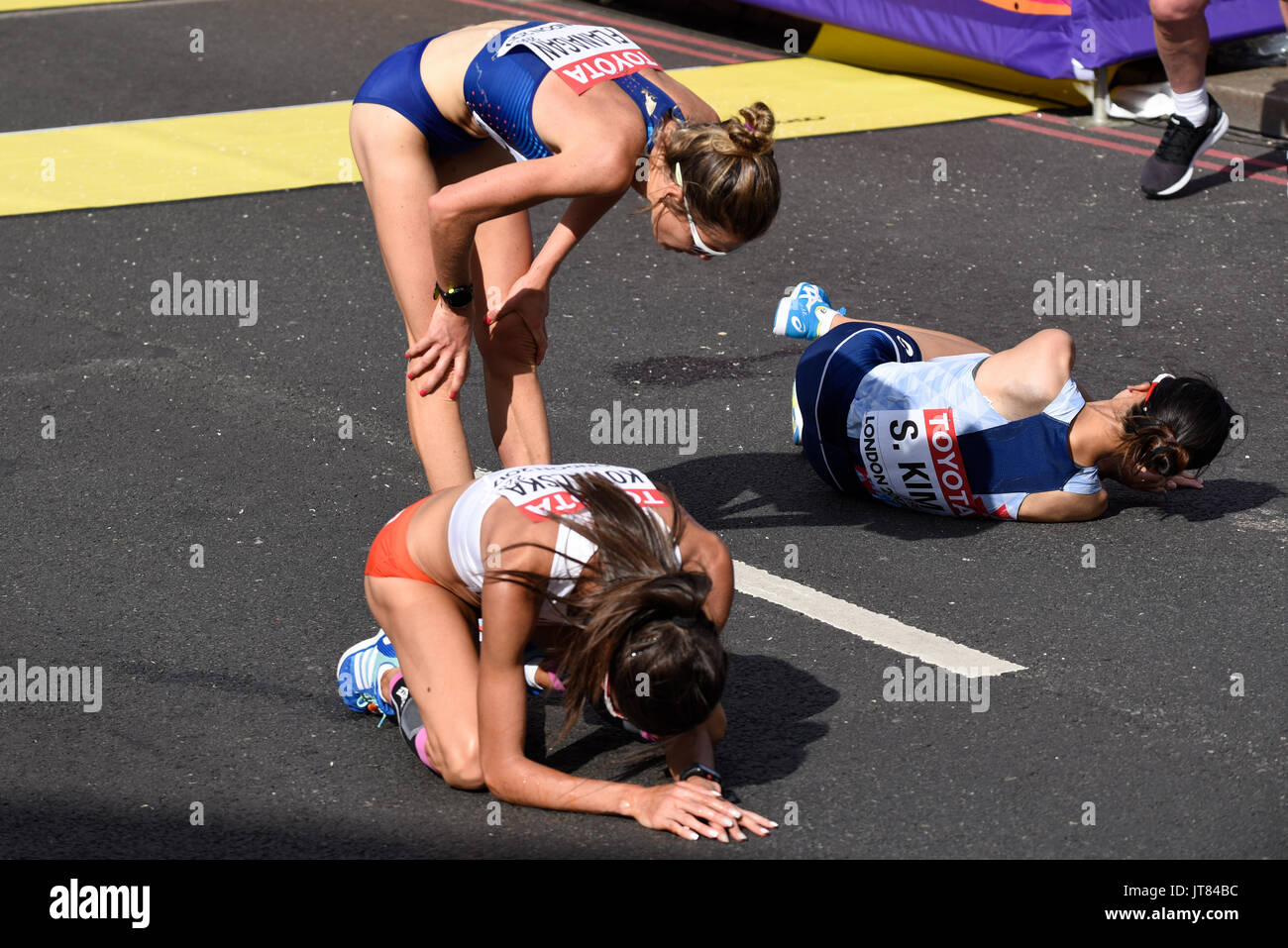 Seongeun Kim und Katarzyna Kowalska stürzten beim Abschluss des IAAF-Marathon-Laufs 2017 in London, Großbritannien, zusammen. Mit Lindsay Flanagan Stockfoto
