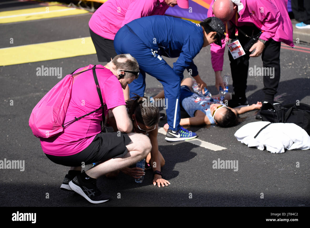 Seongeun Kim und Katarzyna Kowalska brachen zusammen, als sie die IAAF-Weltmeisterschaft 2017 in London beendeten Stockfoto