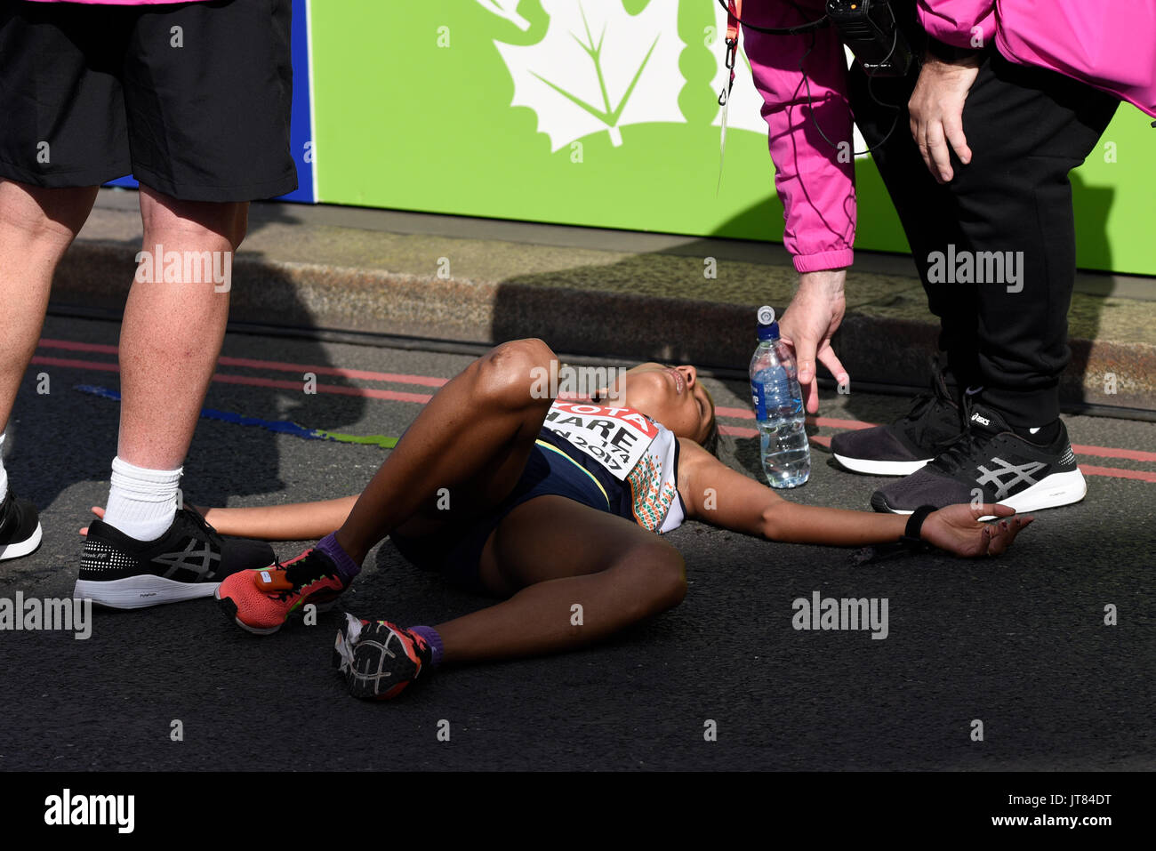 Monika Athare von Indien brach nach der Zieldurchfahrt am Ende der Leichtathletik-WM Marathon 2017 in London, Großbritannien. Stockfoto