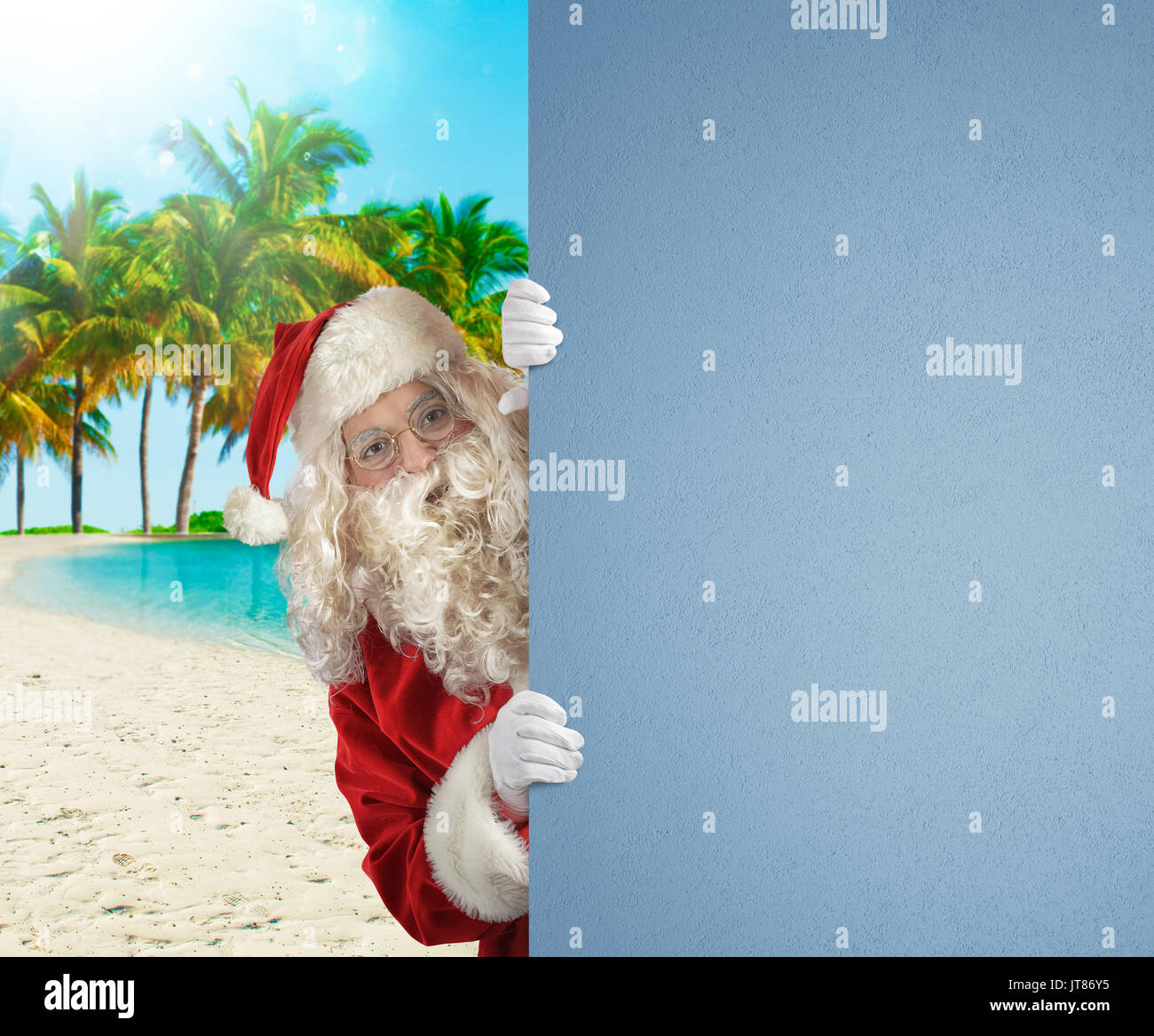 Santa Claus an einem tropischen Strand mit einem leeren Raum für Ihren Text Stockfoto