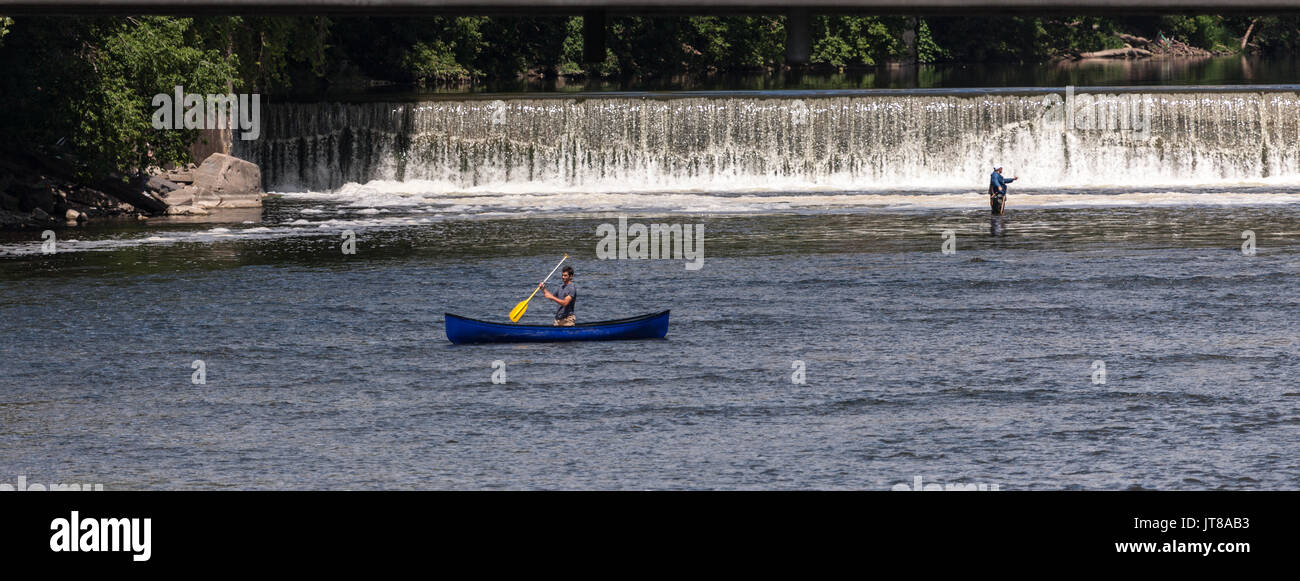 Zwei Männer genießen Freizeitmöglichkeiten entlang des Grand River im Südwesten von Ontario, Kanada. Stockfoto