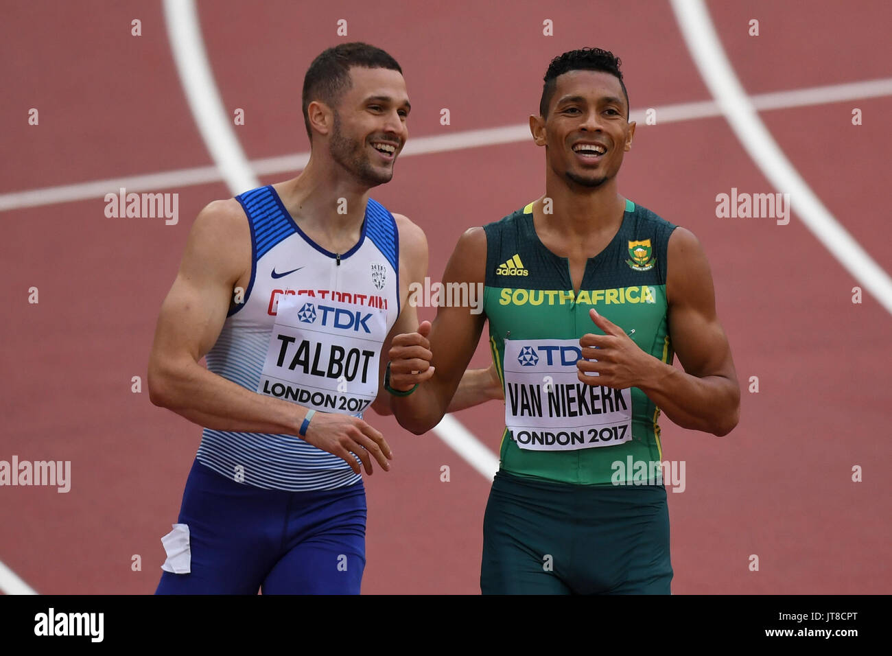 London, Großbritannien. 7. August 2017. (L) Danny Talbot (GB) und Wayde Van Niekerk (Südafrika) die Ziellinie gemeinsam Kreuz von den 200 m Wärme an der London Stadion, am vierten Tag der Leichtathletik-WM in London 2017. Credit: Stephen Chung/Alamy leben Nachrichten Stockfoto