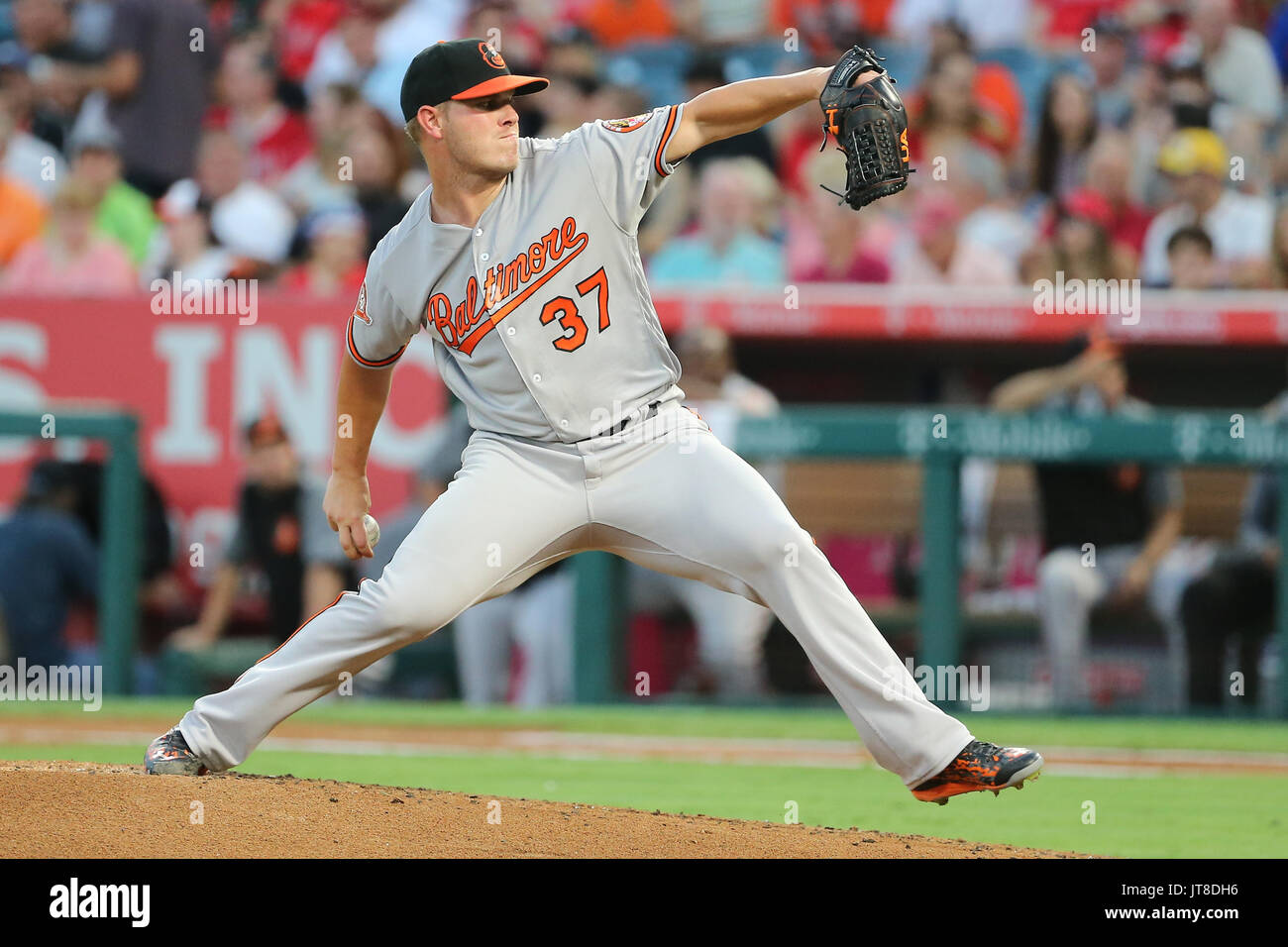 Anaheim, Kalifornien, USA. 07 Aug, 2017. August 7, 2017: Baltimore Orioles Krug Dylan Bundy (37) macht den Anfang für die Orioles im Spiel zwischen den Baltimore Orioles und Los Angeles Engel von Anaheim Angel Stadium in Anaheim, CA, Fotograf: Peter Joneleit Credit: Cal Sport Media/Alamy leben Nachrichten Stockfoto