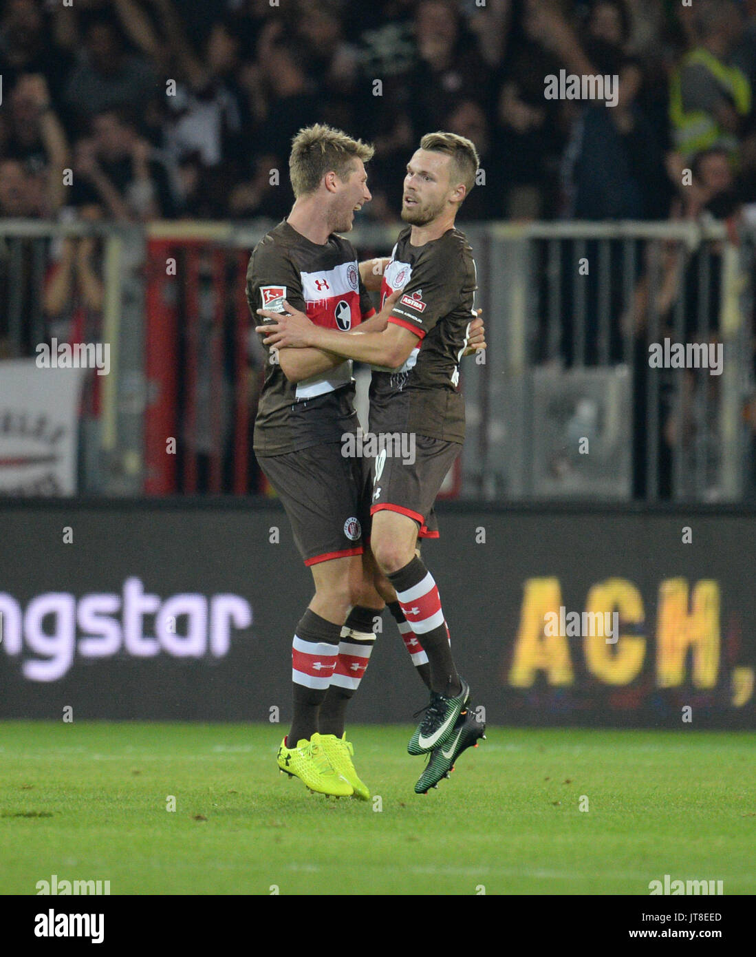 Hamburg, Deutschland. 4 Aug, 2017. St. Pauli Christopher Buchtmann (R) feiert mit Mannschaftskameraden Daniel Buballa nach Beendigung seiner Seite eine 2:1 Führung während der Deutschen 2. Bundesliga Fußball Match zwischen 1. FC St. Pauli und Dynamo Dresden in der Millerntorstadium in Hamburg, Deutschland, 4. August 2017. Foto: Daniel Reinhardt/dpa/Alamy leben Nachrichten Stockfoto