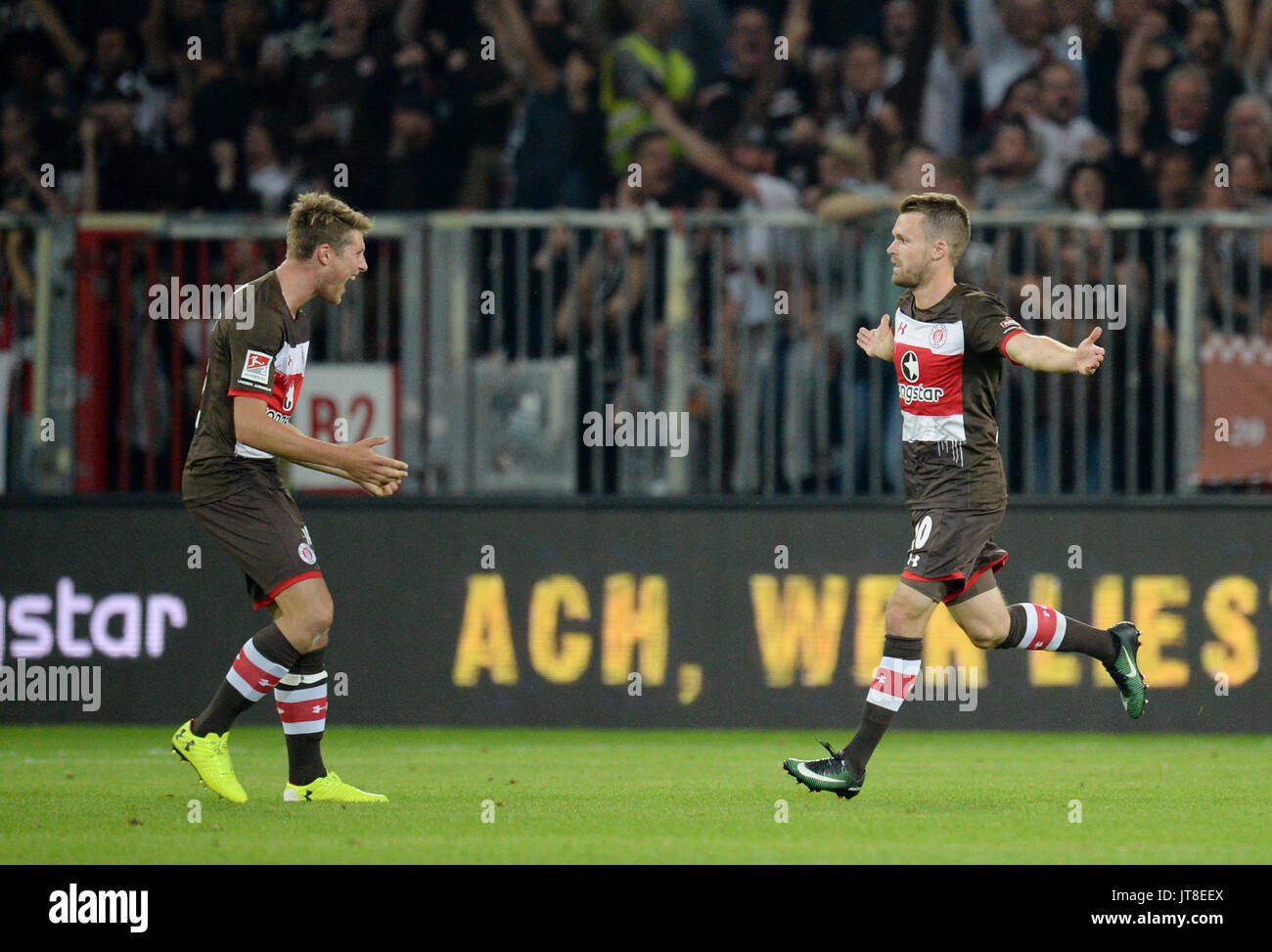 Hamburg, Deutschland. 4 Aug, 2017. St. Pauli Christopher Buchtmann (R) feiert mit Mannschaftskameraden Daniel Buballa nach Beendigung seiner Seite eine 2:1 Führung während der Deutschen 2. Bundesliga Fußball Match zwischen 1. FC St. Pauli und Dynamo Dresden in der Millerntorstadium in Hamburg, Deutschland, 4. August 2017. Foto: Daniel Reinhardt/dpa/Alamy leben Nachrichten Stockfoto