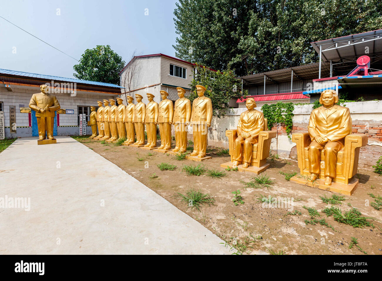 Anyang, Anyang, China. 6 Aug, 2017. Anyang, CHINA - 6. August 2017: (redaktionelle Verwendung. CHINA). Die goldenen Skulpturen von zehn Marschälle von China kann in einem Dorf in Anyang gesehen werden, die Zentrale China Provinz Henan, 6. August 2017. Credit: SIPA Asien/ZUMA Draht/Alamy leben Nachrichten Stockfoto