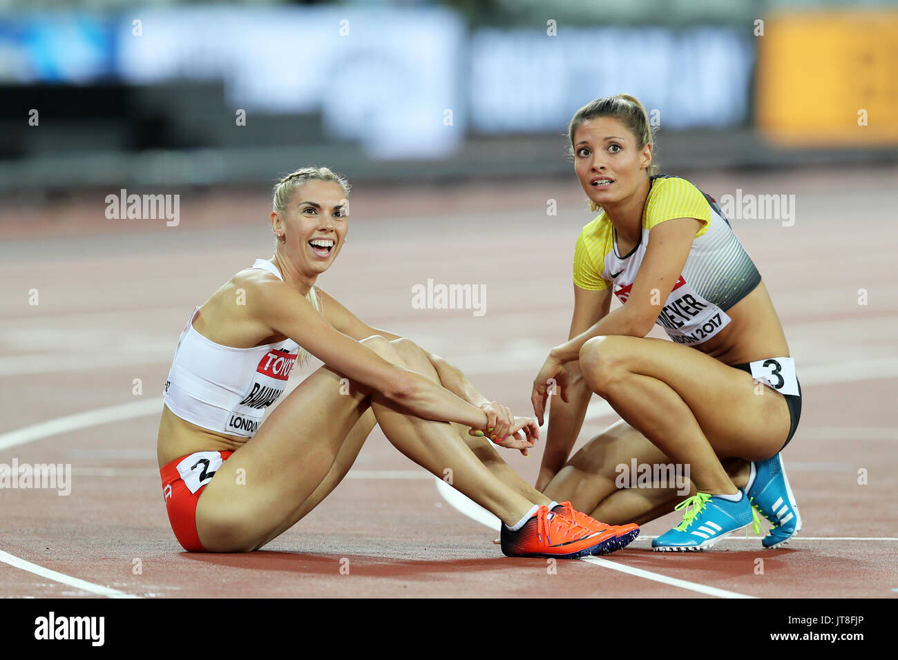 London, Großbritannien. 07-Aug-17. Ruth Sophia SPELMEYER Deutschland vertreten und Iga-BAUMGART, die Polen auf die Anzeigetafel nach 400 m der Frauen Halbfinale 3 2017, Leichtathletik-WM, Queen Elizabeth Olympic Park, Stratford, London, UK. Foto: Simon Balson/Alamy leben Nachrichten Stockfoto