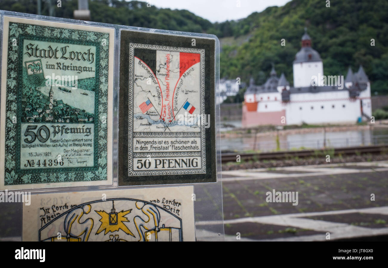 Kaub, Deutschland. 27. Juli, 2017. Peter Josef Bahles, der Präsident und Gründer der Freistaat Flaschenhals Initiative, hält Not Währung eingeführt, nach dem Ersten Weltkrieg im Freistaat Flaschenhals, einem Landstrich aus dem Rest von Deutschland, kurz ein Staat in seiner eigenen wurde direkt danach wurde durch den Entente-mächten zwischen 1919 und 1923, in Kaub, Deutschland, vom 27. Juli 2017 Links extern scharf getrennt. Die Geschichte der Freistaat hat eine touristische Attraktion in der Gegend geworden. Foto: Frank Rumpenhorst/dpa/Alamy leben Nachrichten Stockfoto