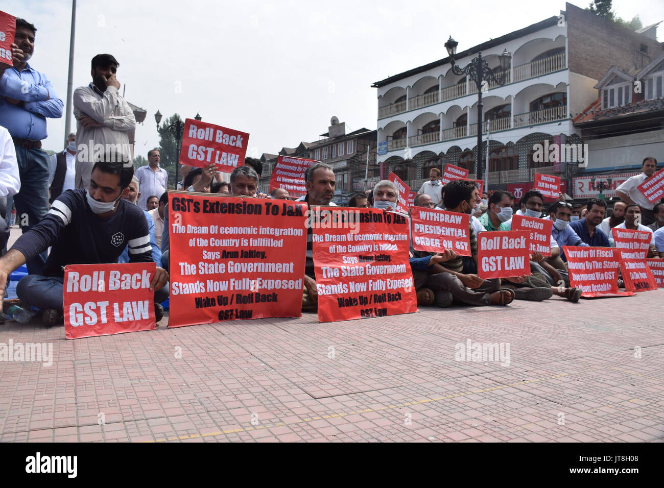 JKCC halten Stille sitzen Protest am Clock Tower Lal Chowk Jammu Kashmir Cordination Commitie eine Stunde stille Sitzen Protest am Clock Tower Lal Chowk Zentrale Kaschmir Srinagar gegen GST, S Erweiterung um Jammu und Kaschmir Halten und Übergabe der steuerlichen Autonomie durch den Zustand Govt über GST ist niemals akzeptabel für die Menschen J&K als Freie Wirtschaftszone und Rolle zurück von gst erklären... Lage; Srinagar in Kaschmir Indien. Datum; 08 - August - 2017 Stockfoto