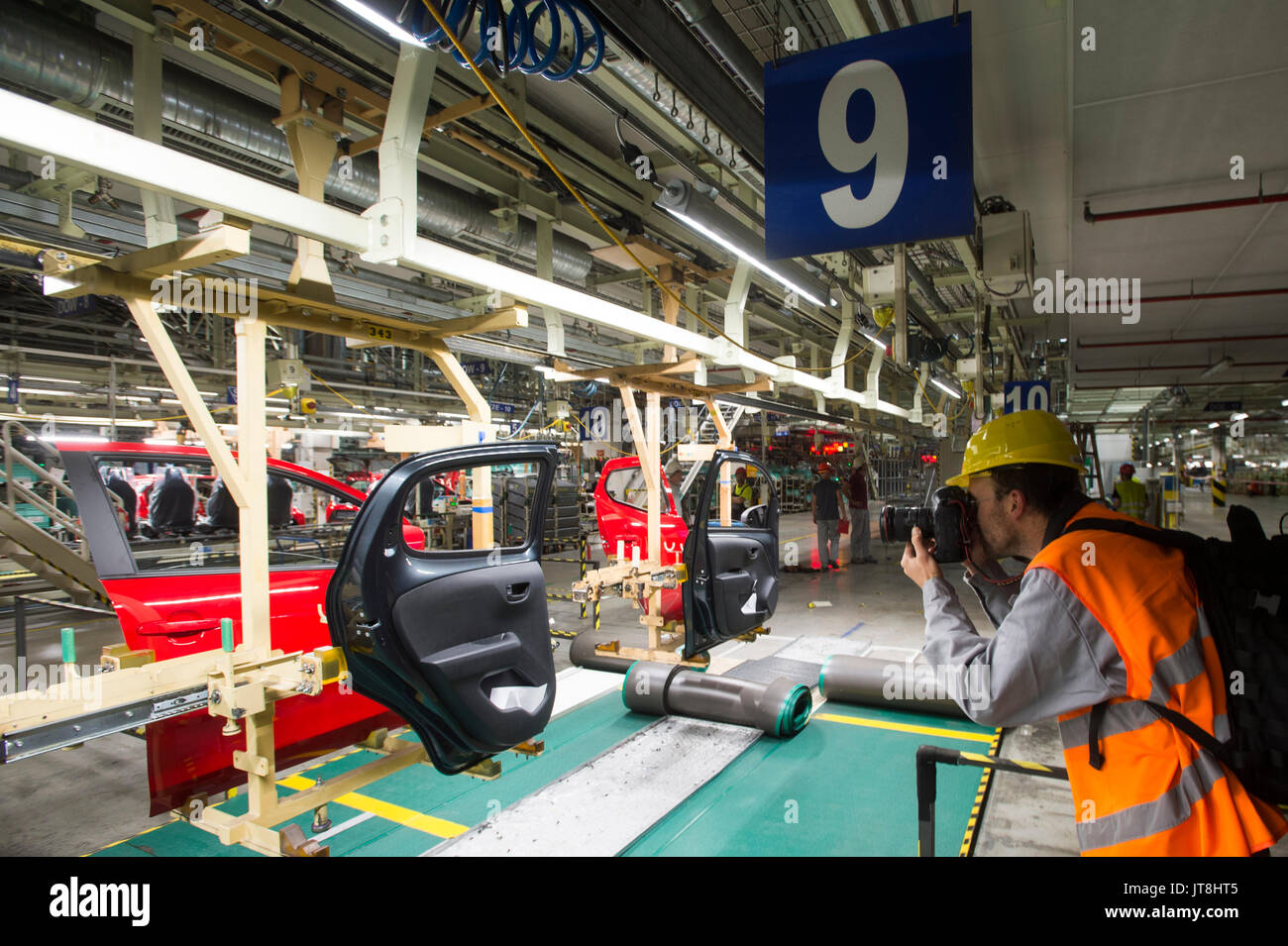 Kolin, Tschechien. 08 Aug, 2017. Die Automobilproduktion factory TPCA (Toyota Peugeot Citroën Automobile) verwendet eine Sommerpause zu modifizieren und neue Technologien in Kolin, Tschechien, am 8. August 2017. Zum Beispiel, ein Ort, wo die Türen in fertigen Autos montiert sind. Masse Urlaub begann im Tpca am 31. Juli wieder mit Mitarbeitern der Rückkehr am 14. August zu arbeiten. Credit: Josef Vostarek/CTK Photo/Alamy leben Nachrichten Stockfoto