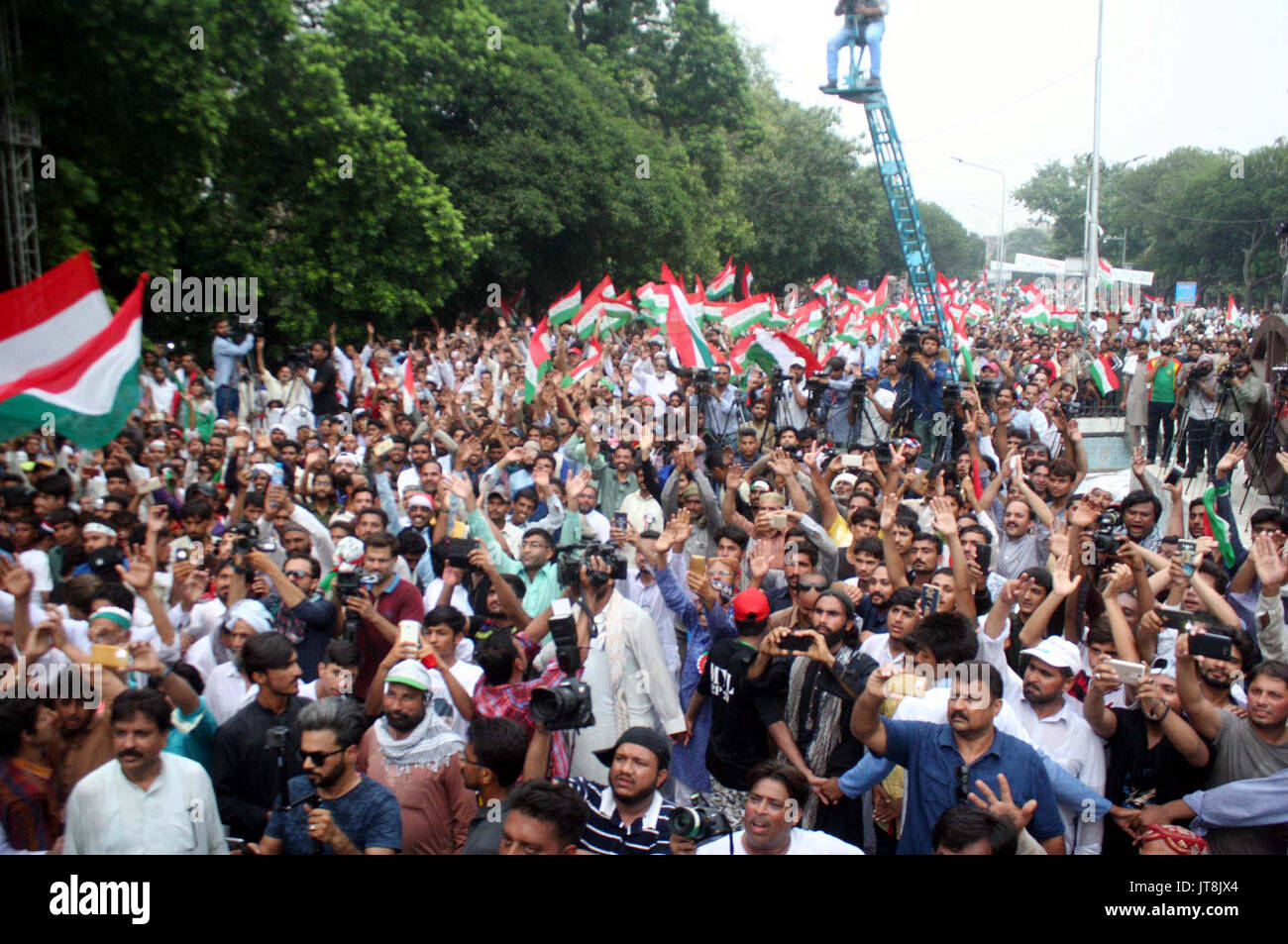 Anhänger der Awami Tehreek (PAT) halten Protest Demonstration gegen die amtierende Regierung und fordern Gerechtigkeit für die märtyrer von Modell Stadt Tragödie, bei der Ankunft von PAT Vorsitzender Dr. Tahir-ul-Qadri, am Mall Road in Lahore am Dienstag, August 08, 2017. Credit: Asianet-Pakistan/Alamy leben Nachrichten Stockfoto