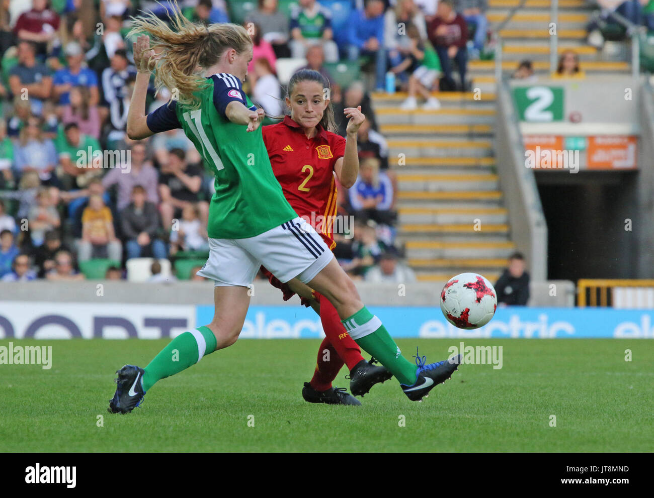 Nationale Fußball-Stadion im Windsor Park, Belfast, Nordirland. 08. August 2017. Die UEFA-U19-Europameisterschaft Gruppe A - Nordirland gegen Spanien. Spaniens Ona Batlle (2) löscht von Leyla McFarland (11). Quelle: David Hunter/Alamy Leben Nachrichten. Stockfoto