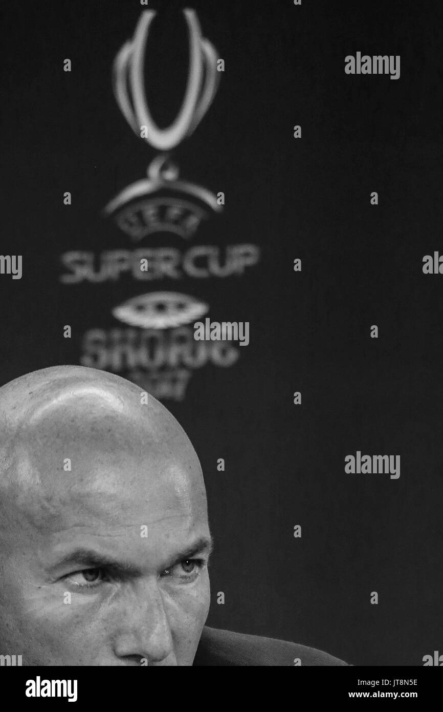 Skopje, Mazedonien. 8 Aug, 2017. Zinedine Zidane Trainer von Real Madrid UEFA Super Cup Finale zwischen Real Madrid gegen Manchester United Match am Philipo II Nationale Arena (Skopje) Mazedonien, 8. August 2017. Credit: Gtres Información más Comuniación auf Linie, S.L./Alamy leben Nachrichten Stockfoto