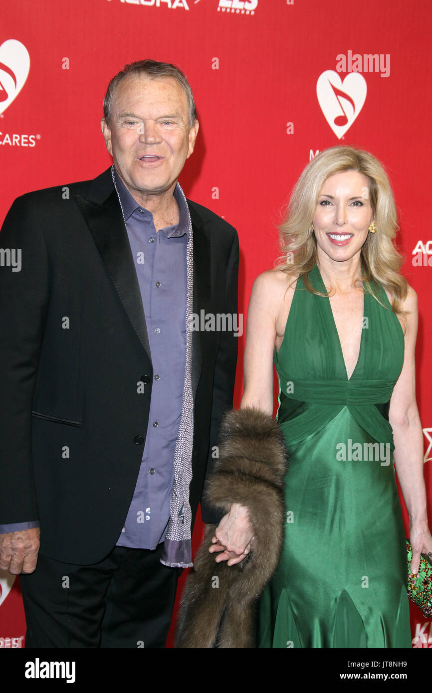 Glen Campbell und Kim Kammgarn 2012 MusiCares Person des Jahres Hommage an Paul McCartney im Los Angeles Convention Center am 10. Februar 2012 in Los Angeles, Kalifornien. © MPI 26/MediaPunch Inc. Stockfoto