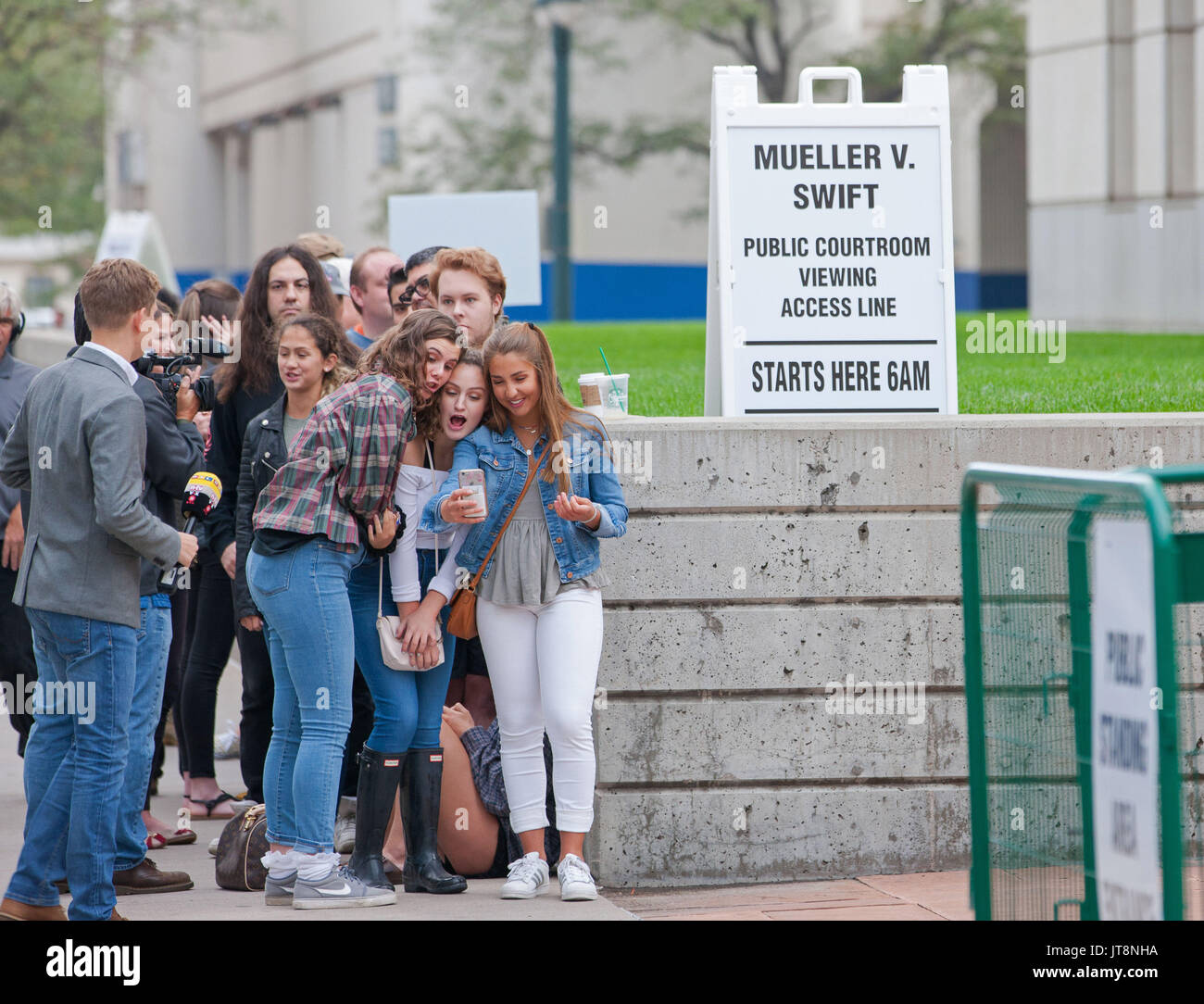 Denver, Colorado, USA. 8 Aug, 2017. Swift-Fans und andere Menschen warten in Linie und Fotos machen, wie sie sich vorbereiten, das gerichtsgebäude Für die Anzeige der Taylor Swift tappt Prozess gegen Radio-DJ David Mueller an der Alfred A. Arraj United Gerichtsgebäude. Swift, hat gesagt, dass Mueller, ihr vor vier Jahren gestreichelt beim Fototermin vor einem Konzert in Denver. Mueller geklagt, Swift, behaupten sie ihn fälschlich beschuldigt hatte, und es kostete ihn seinen Job bei einem Denver Radio Station. Swift ist countersuing für Angriff und Batterie. Quelle: Matthew Staver/ZUMA Draht/Alamy leben Nachrichten Stockfoto