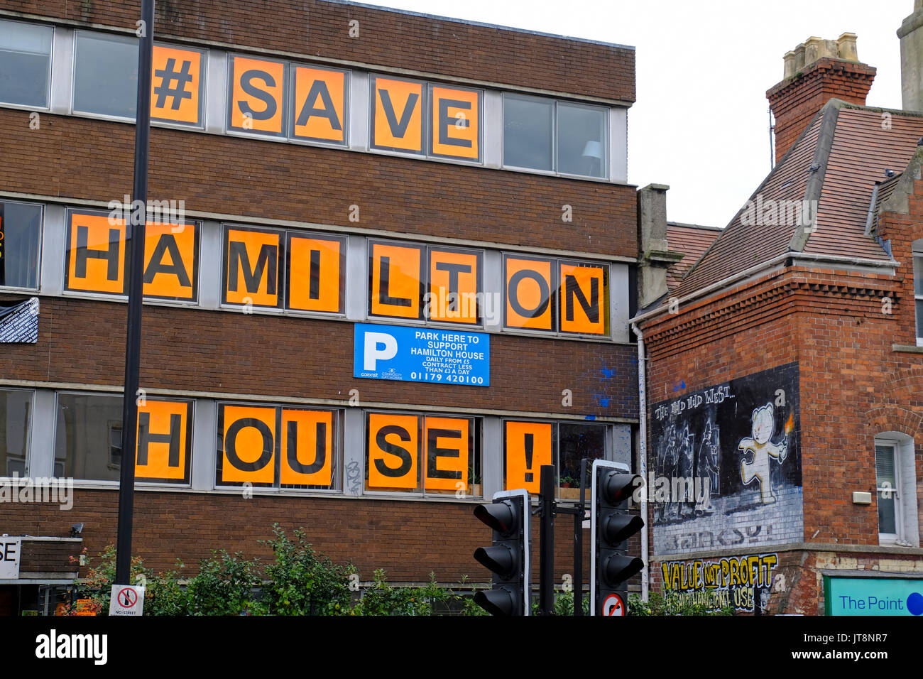 Bristol, UK. 8. August 2017. Neue Graffiti erscheint als Teil der Kampagne Hamilton House in der Stokes Croft Gegend der Stadt zu speichern. Hamilton House ist ein ehemaliges Bürogebäude, die als Community Hub serviert und bietet Studio- und Bürofläche für über 200 kleine und mittlere Unternehmen, aber seine Zukunft ist derzeit im Zweifel als Eigentümer des Gebäudes angekündigt haben Pläne zu entwickeln und wollen freien Besitz zu suchen. Keith Ramsey/Alamy leben Nachrichten Stockfoto