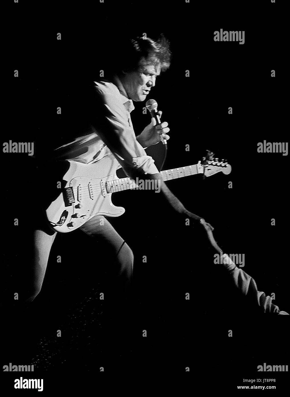 GLEN CAMPBELL (April 22, 1936 - August 8, 2017) war ein US-amerikanischer Rock und Country Musik Sänger, Musiker, Songwriter, Fernsehmoderator und Schauspieler. Er ist am besten für eine Reihe von Hits in den 1960er und 1970er Jahren bekannt, und für die Bewirtung einer Musik und Comedy varieté The Glen Campbell Goodtime Hour auf CBS Television genannt von Januar 1969 bis Juni 1972. Während seiner 50 Jahre im Show business, Campbell gaben mehr als 70 Alben und verkaufte 45 Millionen Datensätze ansammeln 12 RIAA Gold Platin Alben, vier Alben und eine Doppel-Platin Album. Campbell starb der Alzheimer Krankheit in Nashville, Tennessee, Stockfoto