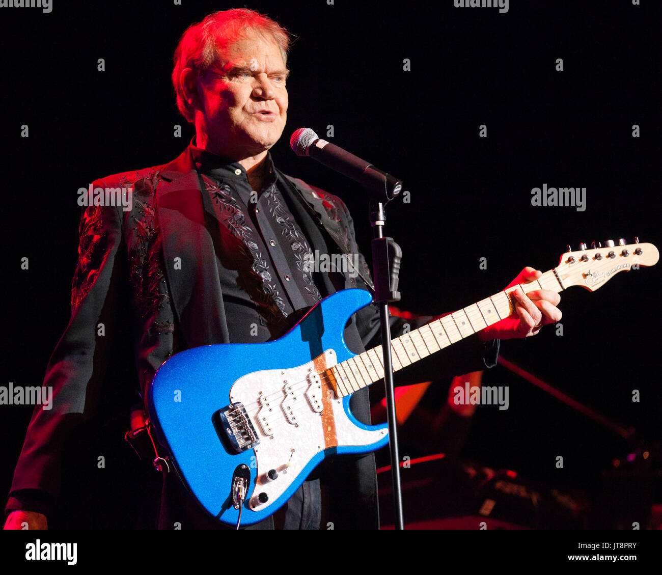 GLEN CAMPBELL (April 22, 1936 - August 8, 2017) war ein US-amerikanischer Rock und Country Musik Sänger, Musiker, Songwriter, Fernsehmoderator und Schauspieler. Er ist am besten für eine Reihe von Hits in den 1960er und 1970er Jahren bekannt, und für die Bewirtung einer Musik und Comedy varieté The Glen Campbell Goodtime Hour auf CBS Television genannt von Januar 1969 bis Juni 1972. Während seiner 50 Jahre im Show business, Campbell gaben mehr als 70 Alben und verkaufte 45 Millionen Datensätze ansammeln 12 RIAA Gold Platin Alben, vier Alben und eine Doppel-Platin Album. Campbell starb der Alzheimer Krankheit in Nashville, Tennessee, Stockfoto