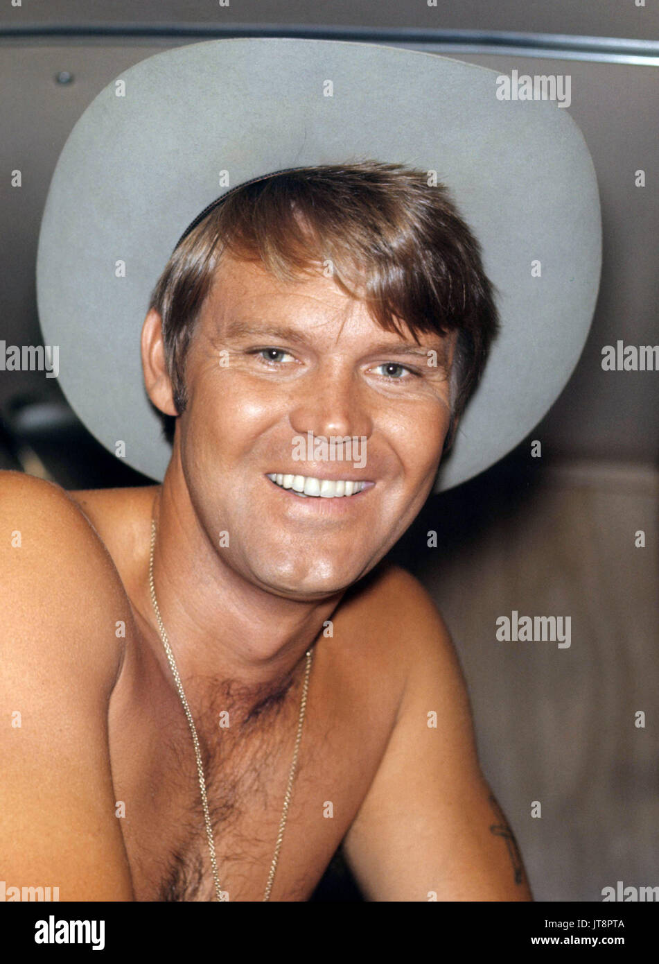 GLEN CAMPBELL (April 22, 1936 - August 8, 2017) war ein US-amerikanischer Rock und Country Musik Sänger, Musiker, Songwriter, Fernsehmoderator und Schauspieler. Er ist am besten für eine Reihe von Hits in den 1960er und 1970er Jahren bekannt, und für die Bewirtung einer Musik und Comedy varieté The Glen Campbell Goodtime Hour auf CBS Television genannt von Januar 1969 bis Juni 1972. Während seiner 50 Jahre im Show business, Campbell gaben mehr als 70 Alben und verkaufte 45 Millionen Datensätze ansammeln 12 RIAA Gold Platin Alben, vier Alben und eine Doppel-Platin Album. Campbell starb der Alzheimer Krankheit in Nashville, Tennessee, Stockfoto