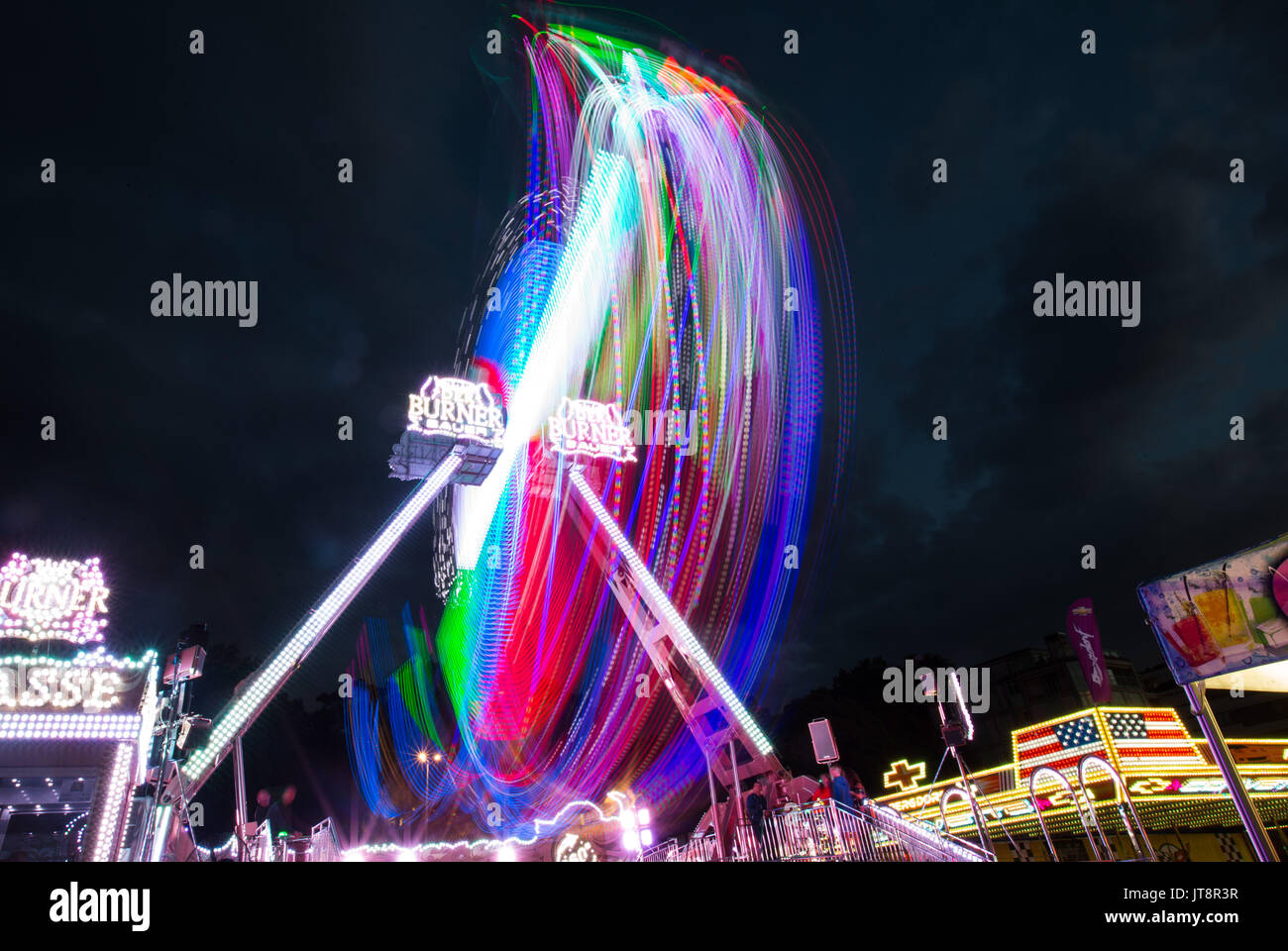 Genf. 8 Aug, 2017. Die lange Exposition Foto auf Aug 8, 2017 zeigt ein beleuchtetes Riesenrad auf einem Sommer Karneval am Ufer des Genfer See während der Genfer Festival in Genf, Schweiz, teil. Credit: Xu Jinquan/Xinhua/Alamy leben Nachrichten Stockfoto