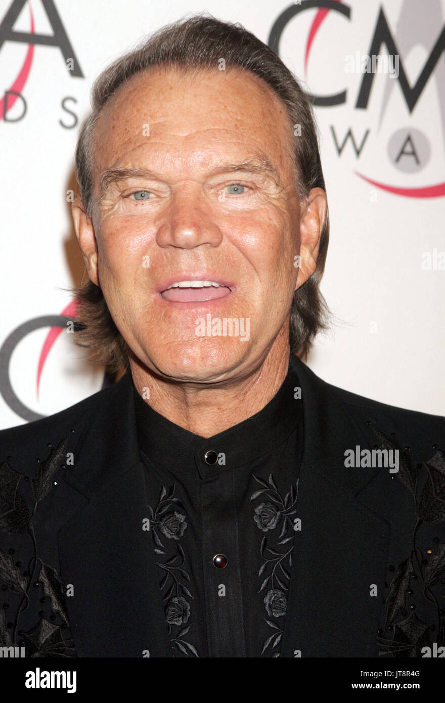 Datei PICS: Glen Campbell (April 22, 1936 - August 8, 2017) war ein US-amerikanischer Rock und Country Musik Sänger, Musiker, Songwriter, Fernsehmoderator und Schauspieler. Er ist am besten für eine Reihe von Hits in den 1960er und 1970er Jahren bekannt, und für die Bewirtung einer Musik und Comedy varieté The Glen Campbell Goodtime Hour auf CBS Television genannt von Januar 1969 bis Juni 1972. Während seiner 50 Jahre im Show business, Campbell gaben mehr als 70 Alben und verkaufte 45 Millionen Datensätze ansammeln 12 RIAA Gold Platin Alben, vier Alben und eine Doppel-Platin Album. Credit: ZUMA Press, Inc./Alamy leben Nachrichten Stockfoto