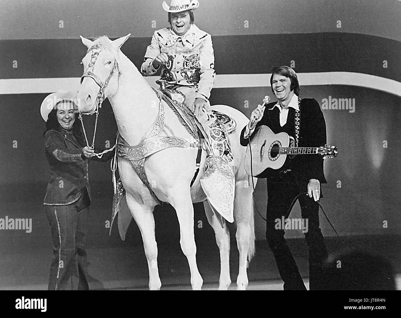 Datei PICS: Glen Campbell (April 22, 1936 - August 8, 2017) war ein US-amerikanischer Rock und Country Musik Sänger, Musiker, Songwriter, Fernsehmoderator und Schauspieler. Er ist am besten für eine Reihe von Hits in den 1960er und 1970er Jahren bekannt, und für die Bewirtung einer Musik und Comedy varieté The Glen Campbell Goodtime Hour auf CBS Television genannt von Januar 1969 bis Juni 1972. Während seiner 50 Jahre im Show business, Campbell gaben mehr als 70 Alben und verkaufte 45 Millionen Datensätze ansammeln 12 RIAA Gold Platin Alben, vier Alben und eine Doppel-Platin Album. Credit: ZUMA Press, Inc./Alamy leben Nachrichten Stockfoto