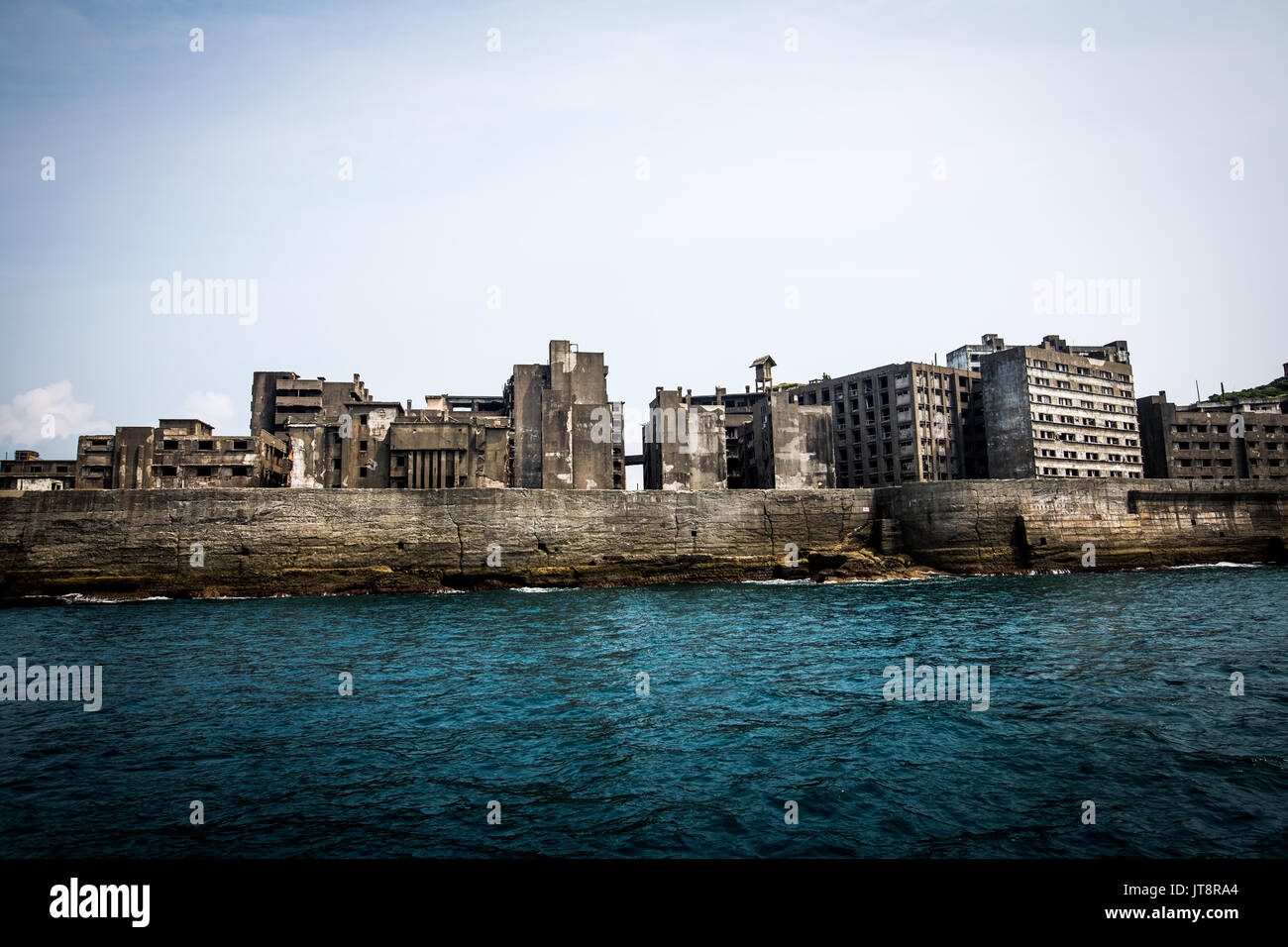 NAGASAKI, JAPAN - 8. AUGUST: hashima Insel, allgemein bekannt als gunkanjima oder 'Battleship Island' im Süden der Präfektur Nagasaki, Japan am 8. August 2017. Die Insel war ein Kohleabbau Werk bis zu seiner Schließung im Jahre 1974 ist ein Symbol für die rasche Industrialisierung Japans, eine Erinnerung an seine dunkle Vergangenheit als Ort der Zwangsarbeit während des Zweiten Weltkrieges. Die Insel ist nun als UNESCO Weltkulturerbe Japan Meiji Industrielle Revolution erkannt. (Foto: Richard Atrero de Guzman/LBA) Stockfoto