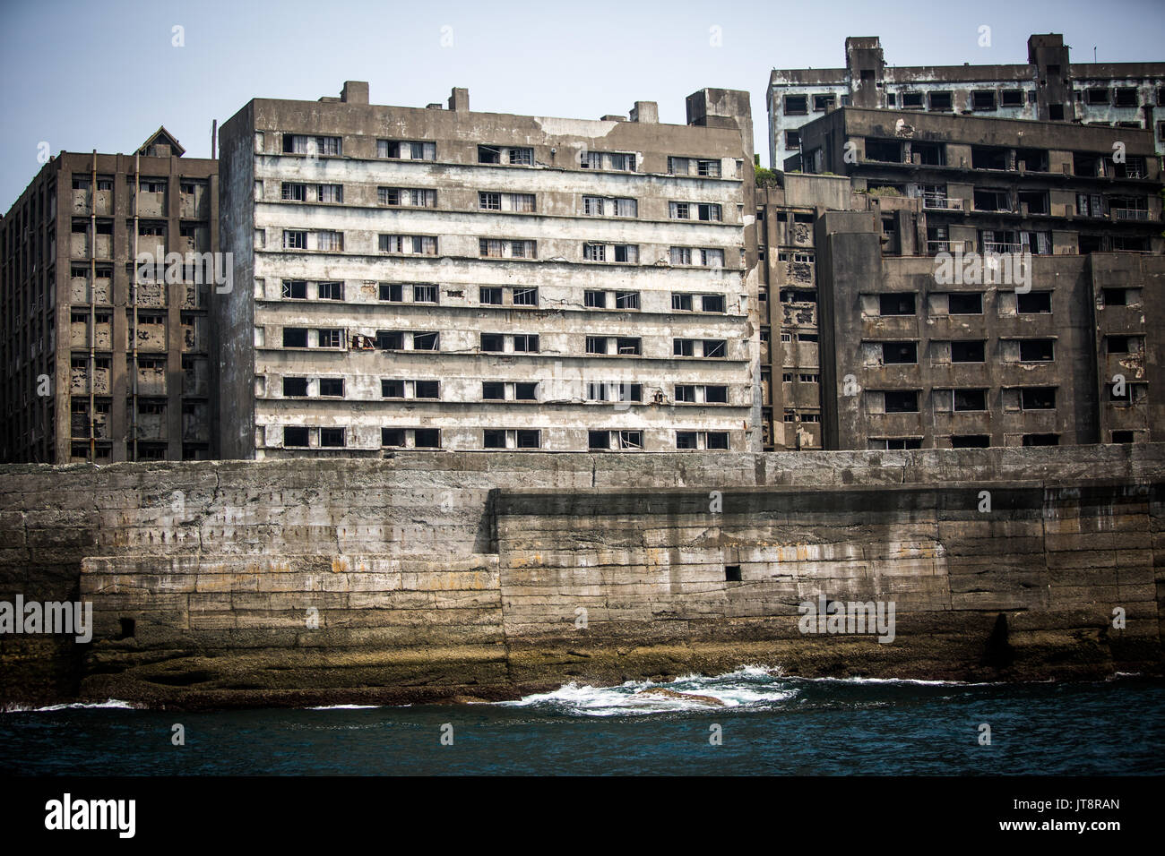 NAGASAKI, JAPAN - 8. AUGUST: hashima Insel, allgemein bekannt als gunkanjima oder 'Battleship Island' im Süden der Präfektur Nagasaki, Japan am 8. August 2017. Die Insel war ein Kohleabbau Werk bis zu seiner Schließung im Jahre 1974 ist ein Symbol für die rasche Industrialisierung Japans, eine Erinnerung an seine dunkle Vergangenheit als Ort der Zwangsarbeit während des Zweiten Weltkrieges. Die Insel ist nun als UNESCO Weltkulturerbe Japan Meiji Industrielle Revolution erkannt. (Foto: Richard Atrero de Guzman/LBA) Stockfoto