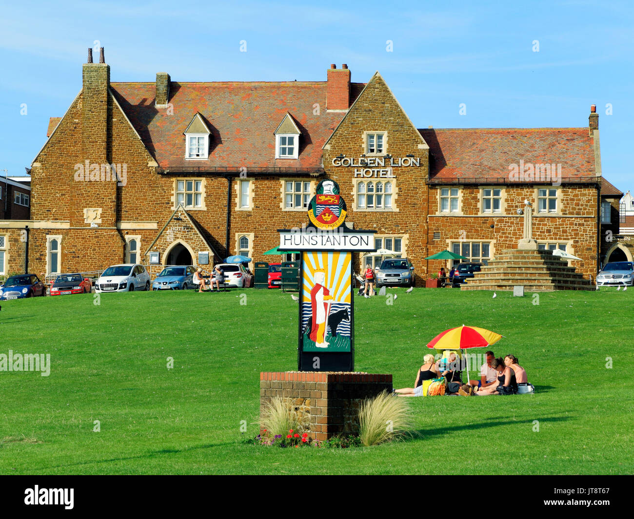 Hunstanton Grün, Ortsschild, Picknick, Golden Lion Hotel, Norfolk, England, UK, Seaside Resort Stockfoto