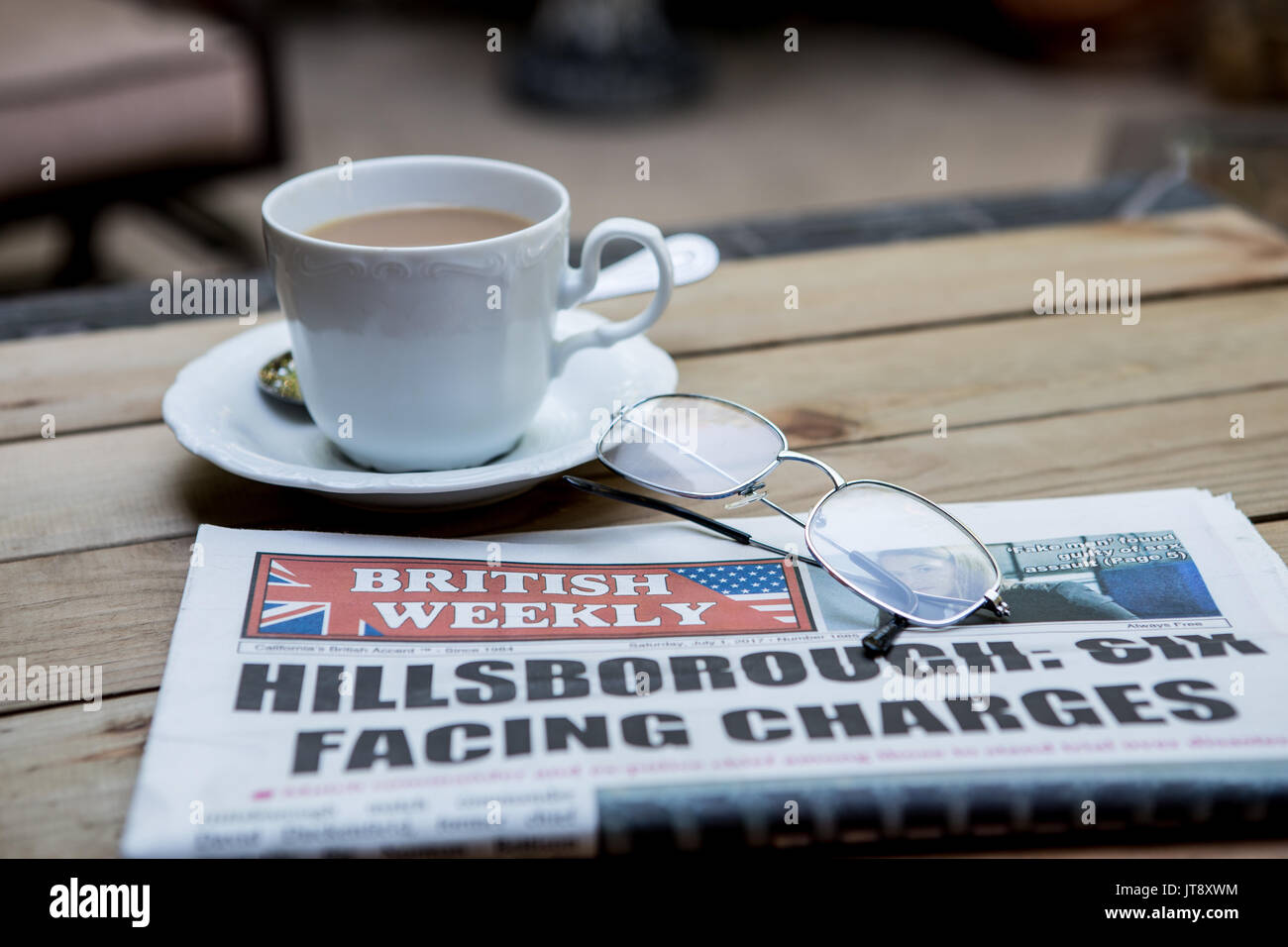 Eine Kopie der britische Wochenzeitung auf einem Tisch in Kalifornien. Eine Zeitung für British Expats, die in Amerika leben, mit einer Tasse Tee und eine Lesebrille Stockfoto