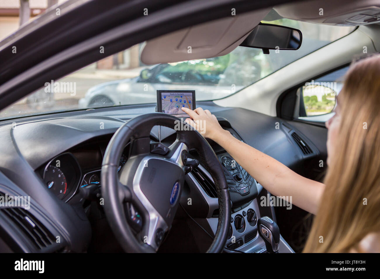 Junge Frau in einem Auto mit einem GPS-Wegbeschreibung zu Ihrem Ziel mit Model Release zu erhalten Stockfoto
