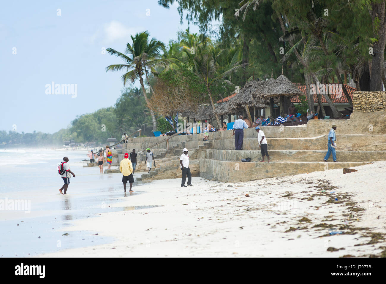 Lokale Verkäufer warten am Strand durch nahe gelegene Resort für Touristen, Diani, Kenia Stockfoto