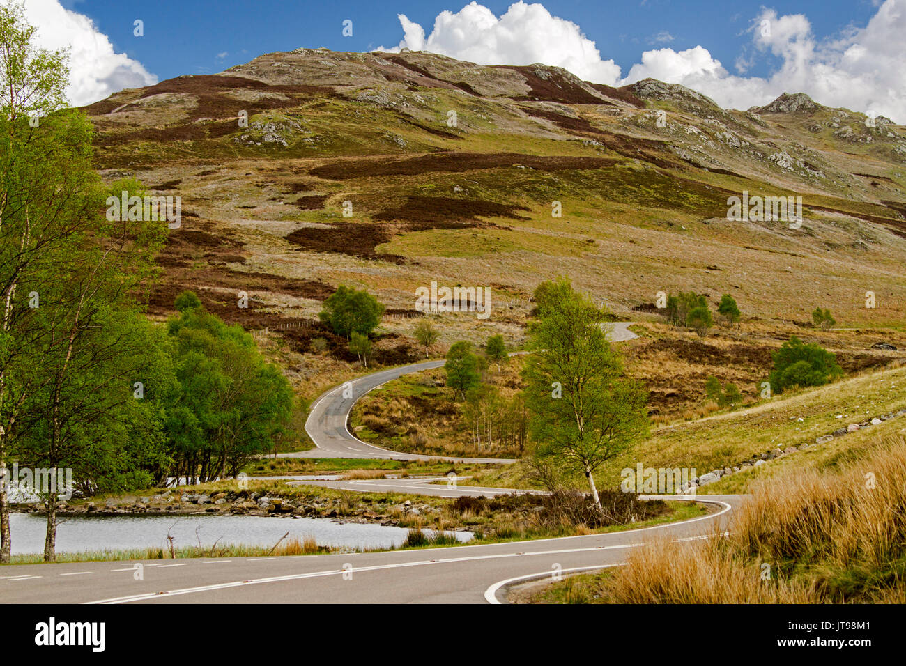 Straße windet sich durch robuste & bergigen Scottish Highland Landschaft in der Nähe von Fort Augustus, Schottland Stockfoto