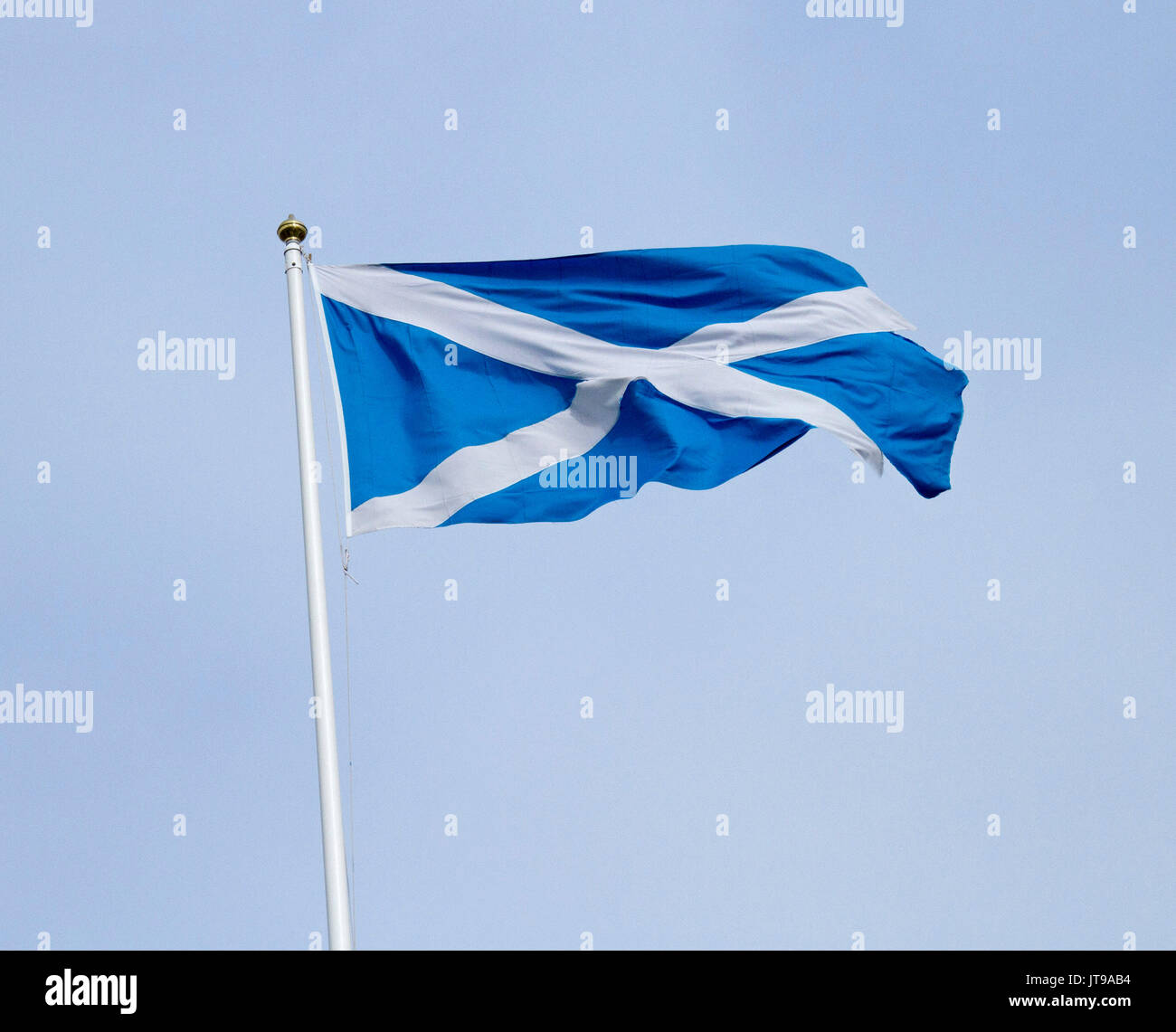 Blaue und weiße schottische Nationalflagge, die SALTIRE oder Saint Andrew's Cross fliegende aginst blassblauen Himmel in Schottland Stockfoto