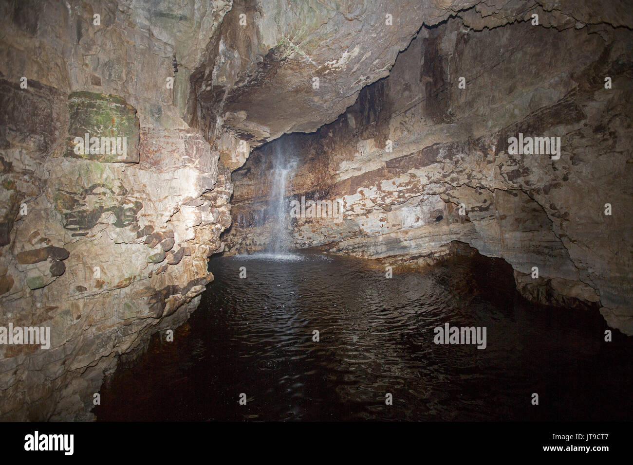 Wasserfall und unterirdischen Fluss in Smoo Caves, Durness, Schottland Stockfoto