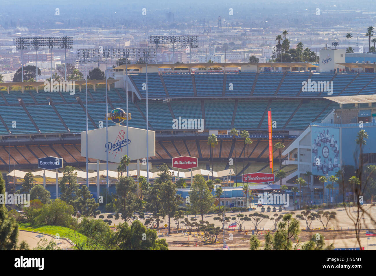 Luftaufnahme von Hubschrauber von Los Angeles Dodger Stadium in Elysian Park, mit der Wolkenkratzer Skyline von Los Angeles. Stockfoto