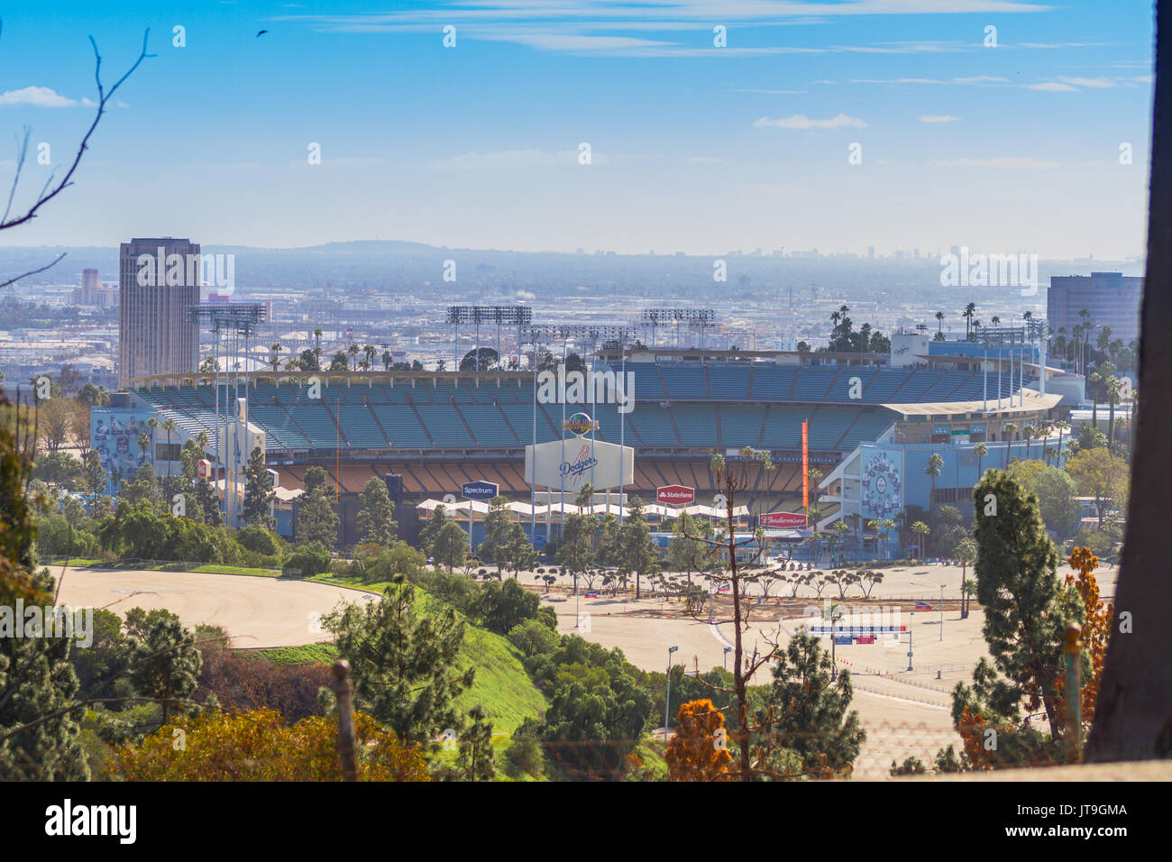 Luftaufnahme von Hubschrauber von Los Angeles Dodger Stadium in Elysian Park, mit der Wolkenkratzer Skyline von Los Angeles. Stockfoto