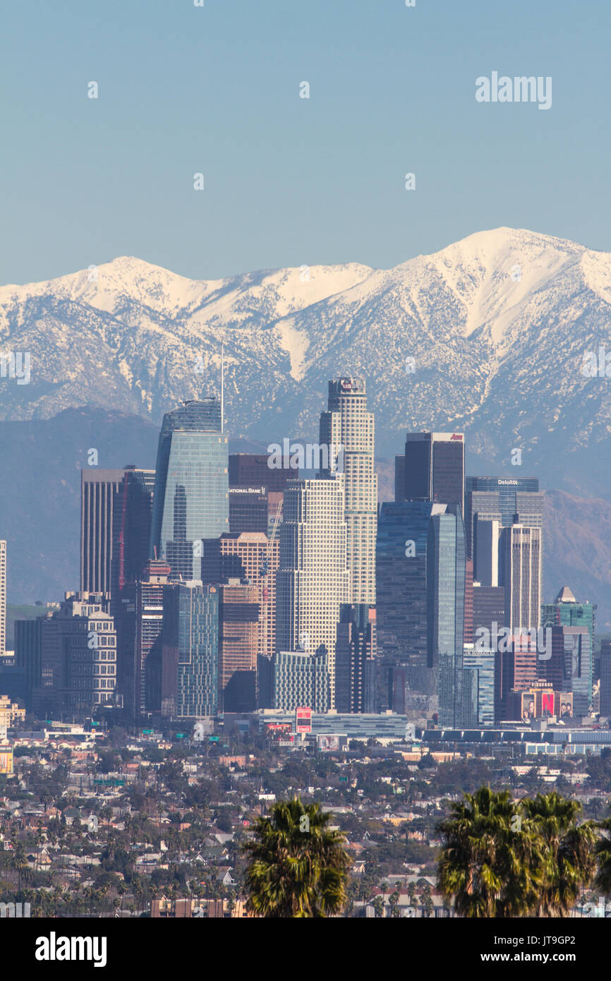 Verschneiten Gipfel Berge und Downtown Los Angeles Stadtbild während der Wintermonate in Südkalifornien, USA Stockfoto