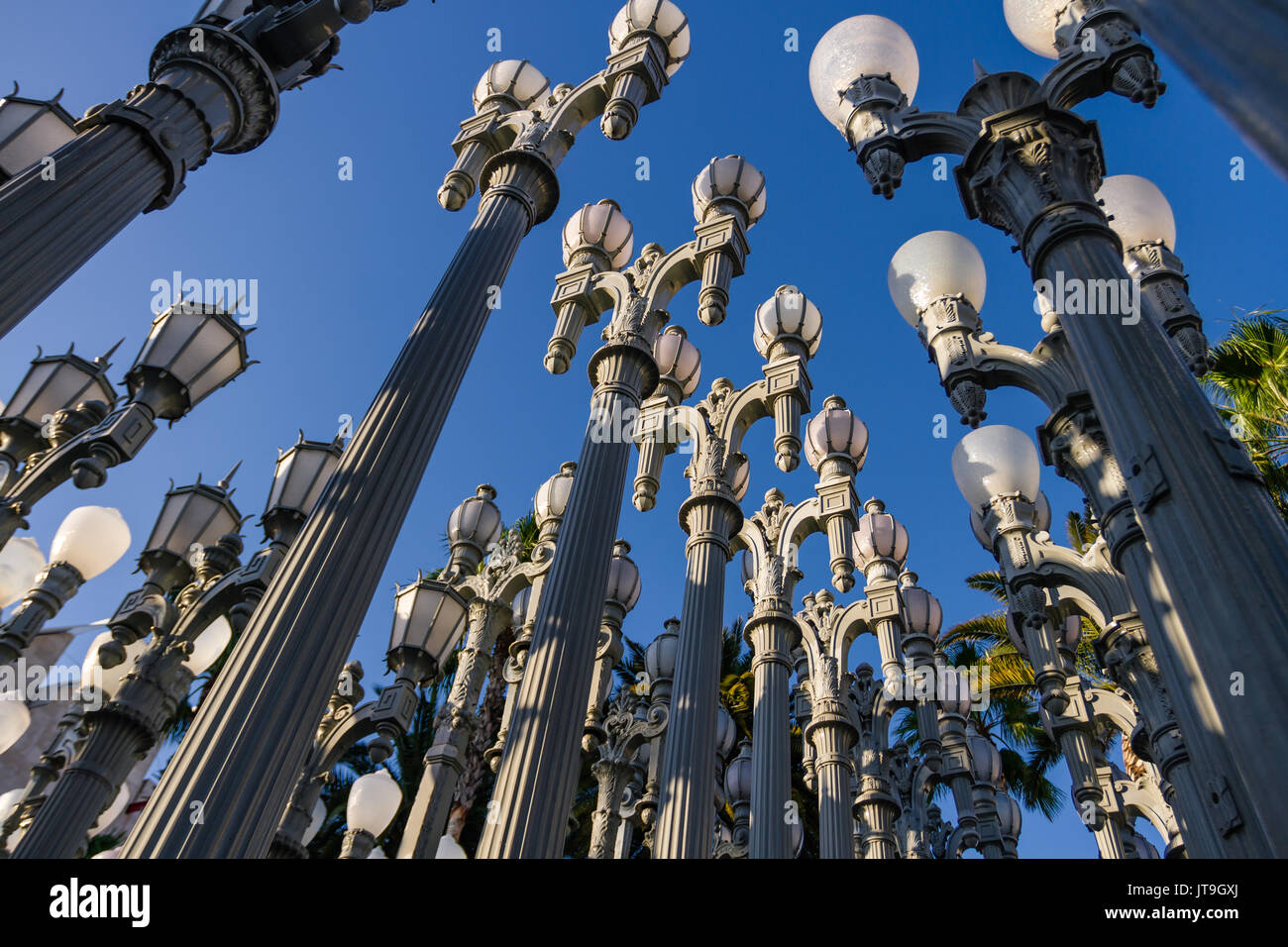 Urban Light ist ein groß angelegtes Assemblage Skulptur von Chris Burden am Wilshire Boulevard Eingang des Los Angeles County Museum für Kunst. Stockfoto