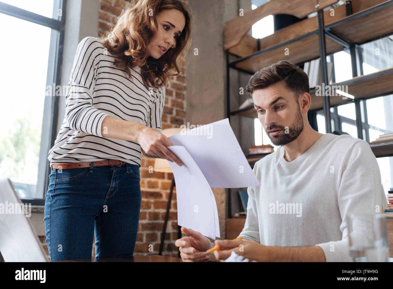 Düstere schöne Frau mit Dokumenten Stockfoto