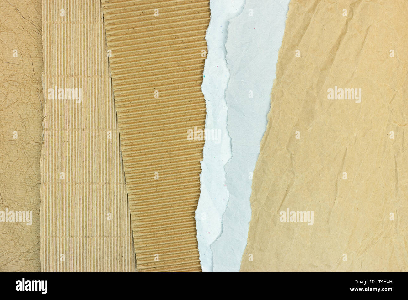 Stapel der braune Wellpappe und grauem Papier Blätter mit zerrissene Kanten Stockfoto