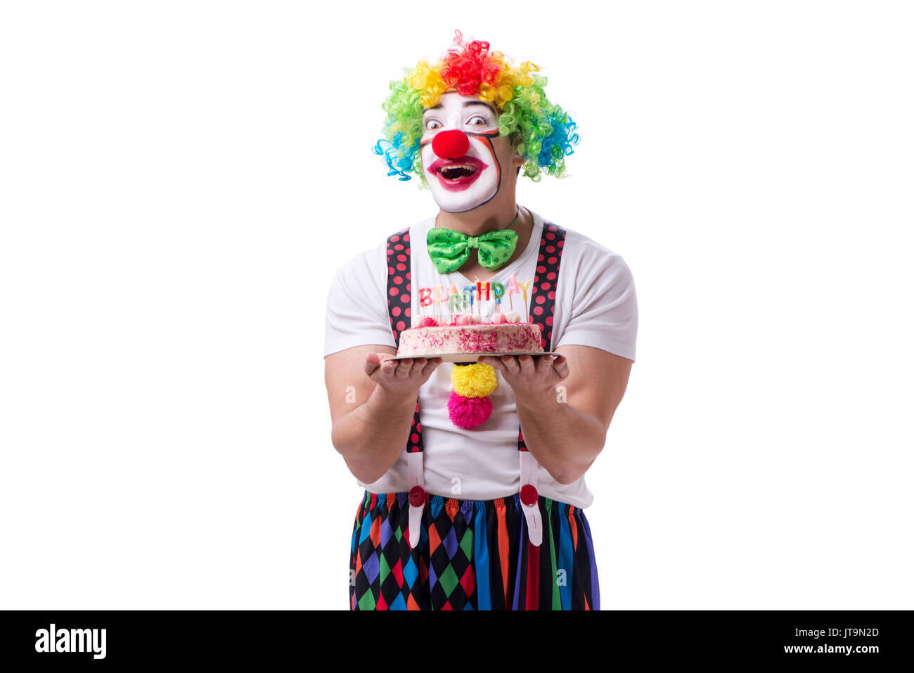 Lustiger Clown mit einer Geburtstagstorte isoliert auf weißem Hintergrund Stockfoto