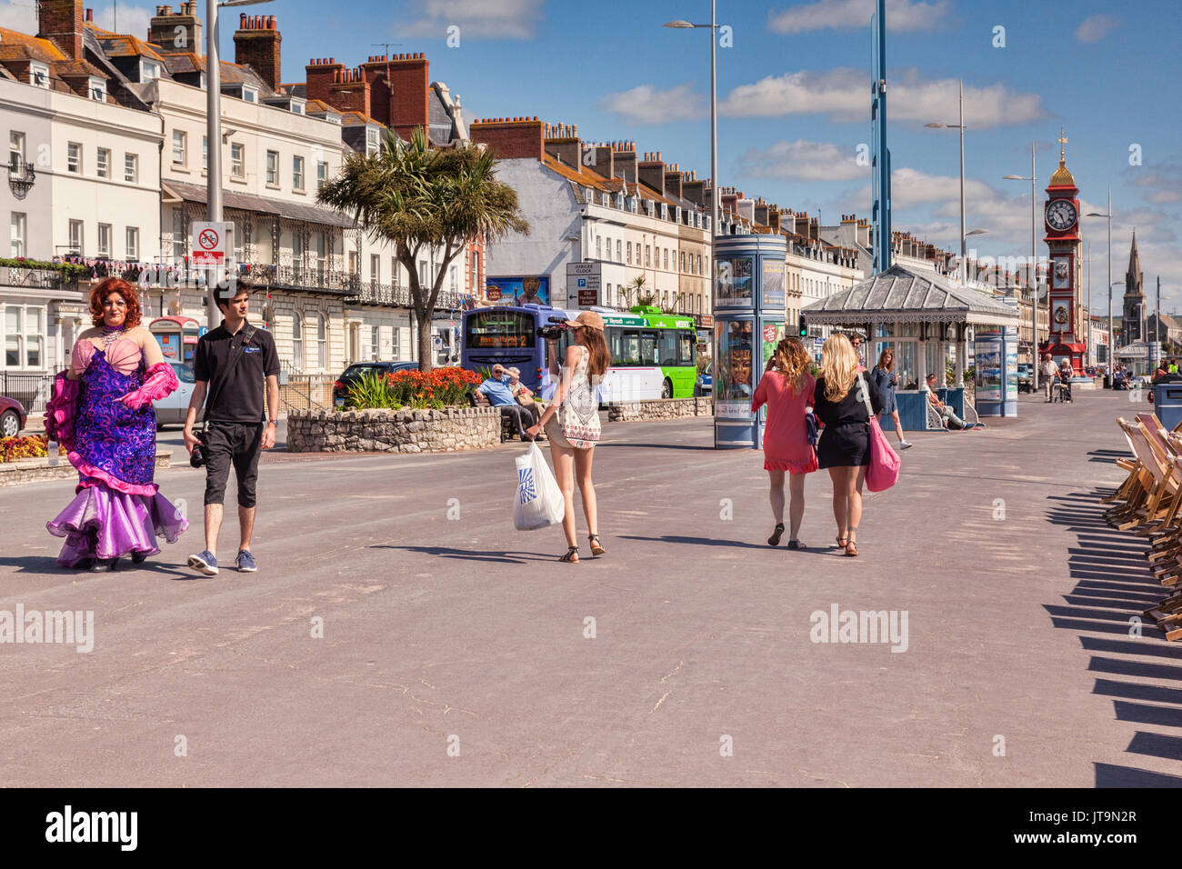 Vom 2. Juli 2017: Dorchester, Dorset, England, UK - einige der Sehenswürdigkeiten von Weymouth Promenade, einschließlich einer Pantomime Dame, einige hübsche Mädchen und die berühmte Ju Stockfoto